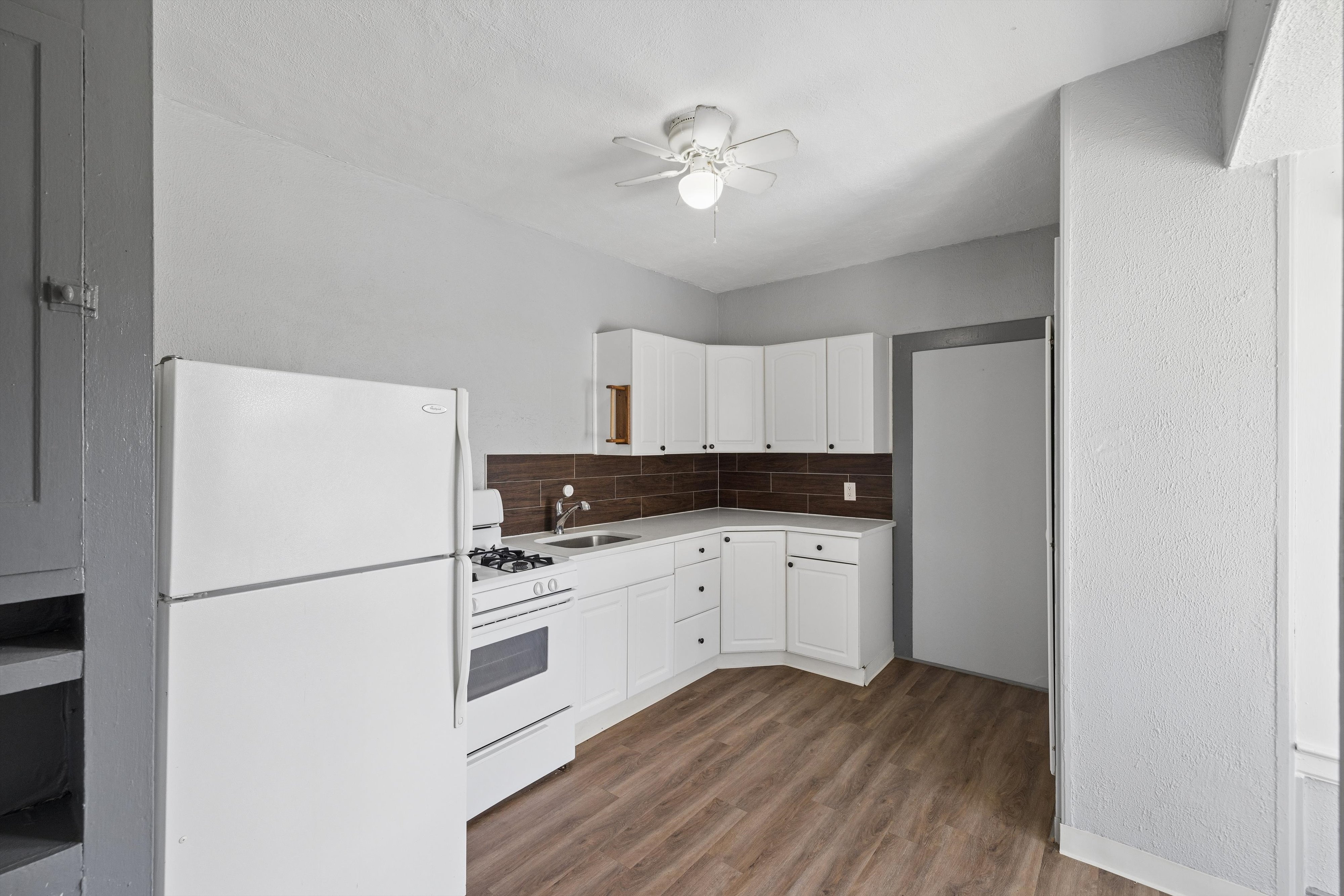  A rare opportunity to own a three-unit residential income property designed for - 物件實景