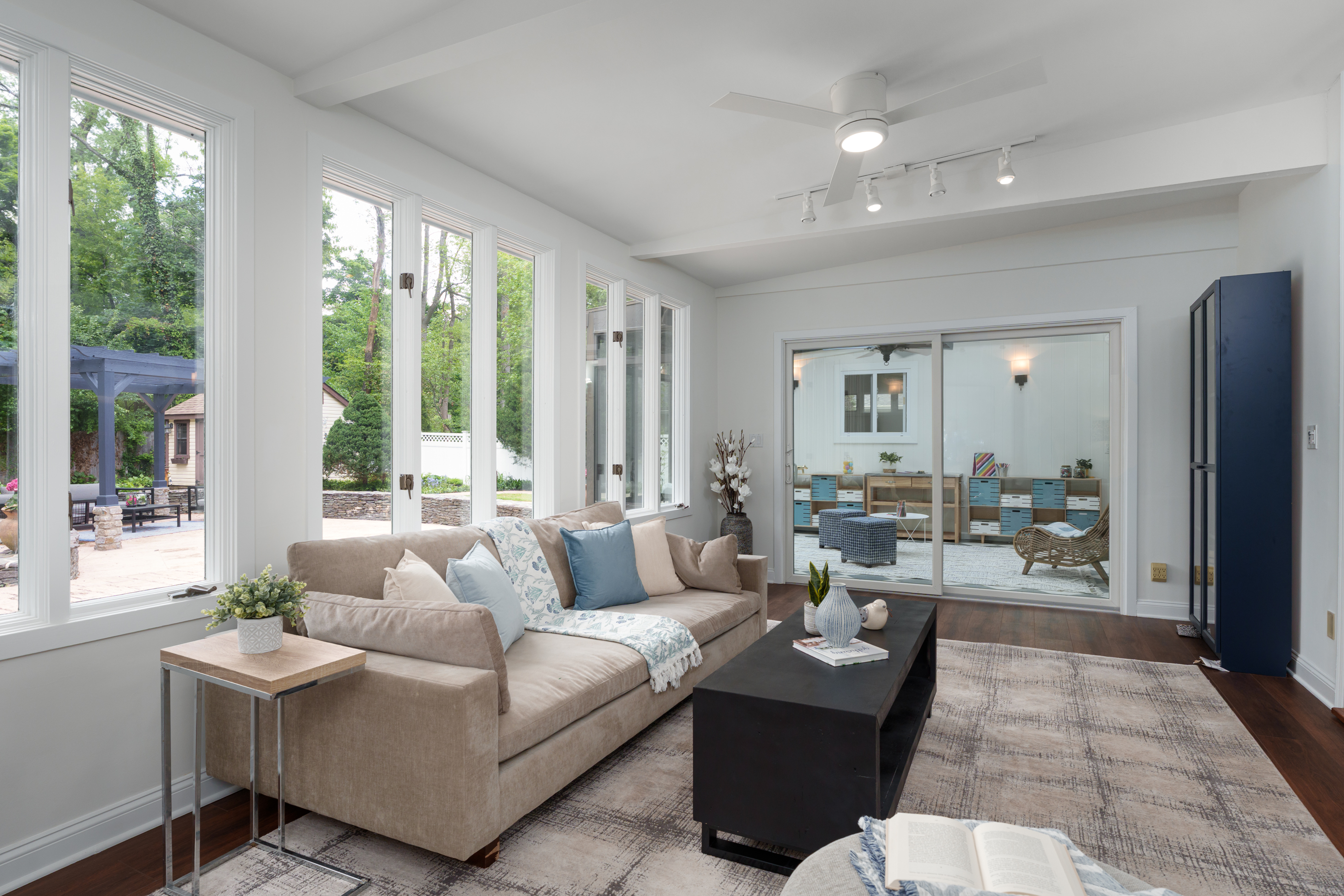  Coveted Western Section Mid-Century Modern Home with an Adaptable Floor Plan - 物件實景