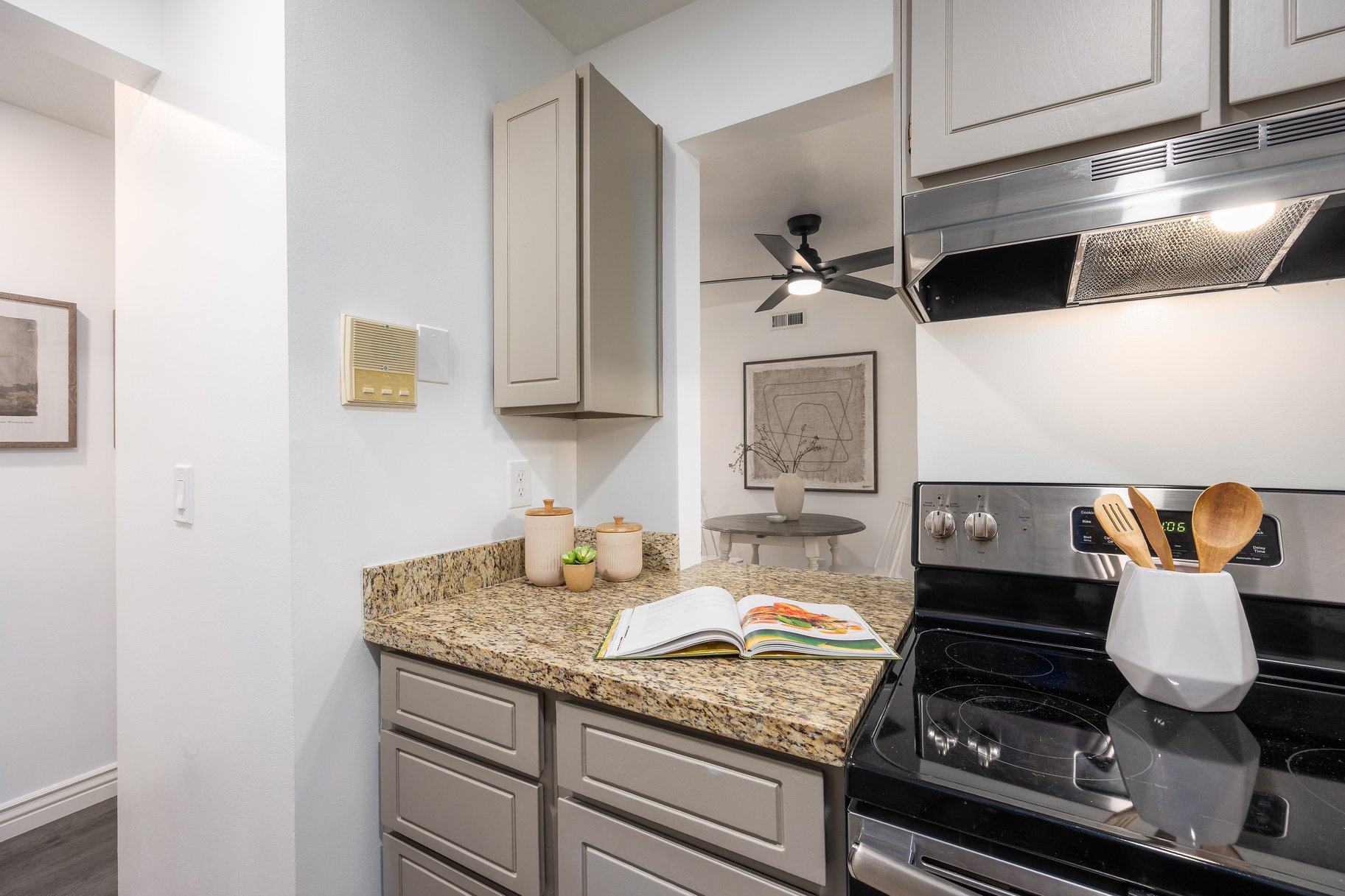  Darling Cozy Avenues Condo in Ideal Location - 物件實景