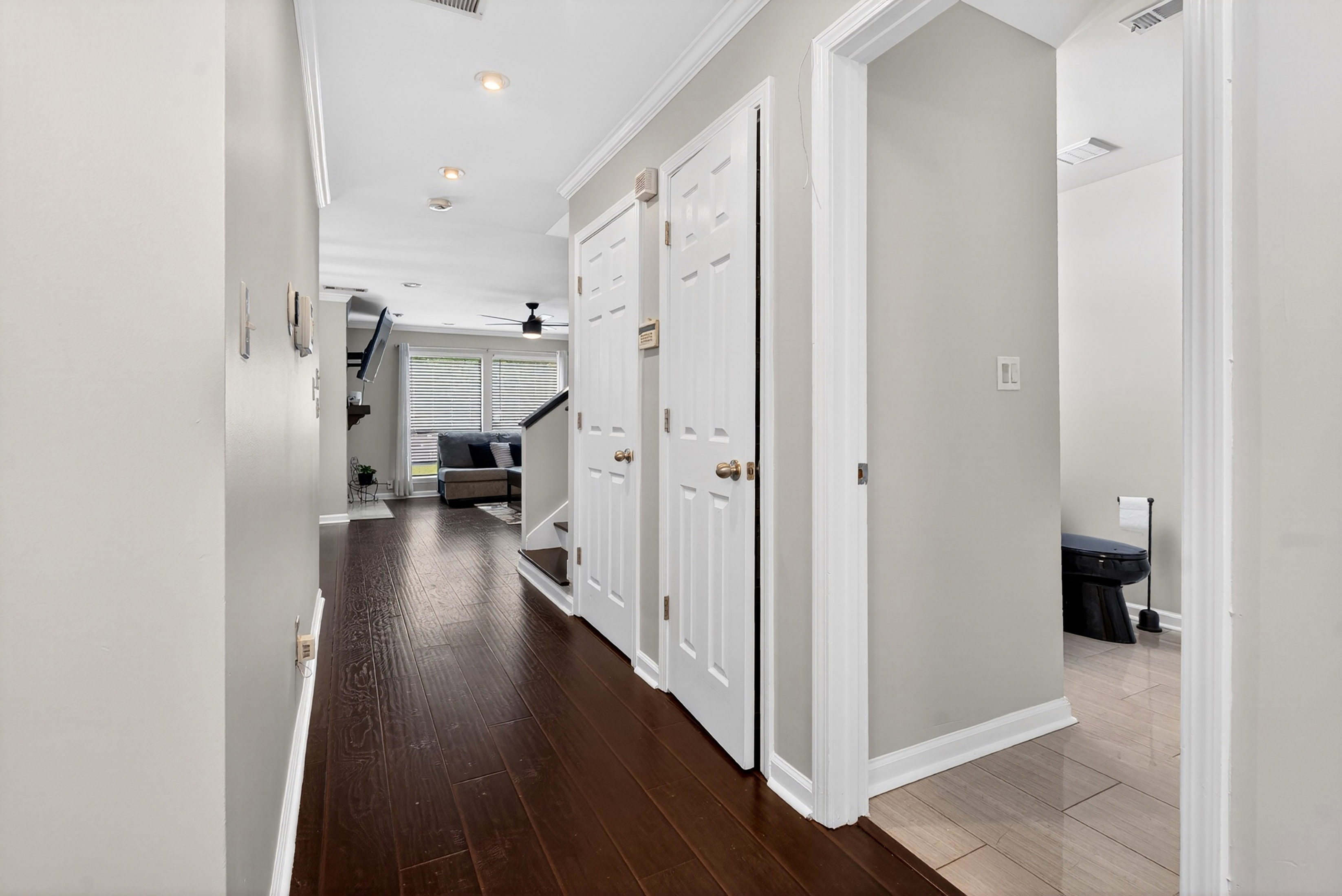  Townhouse-style Condo Offers Solid Value and Strong Upside Potential - 物件實景