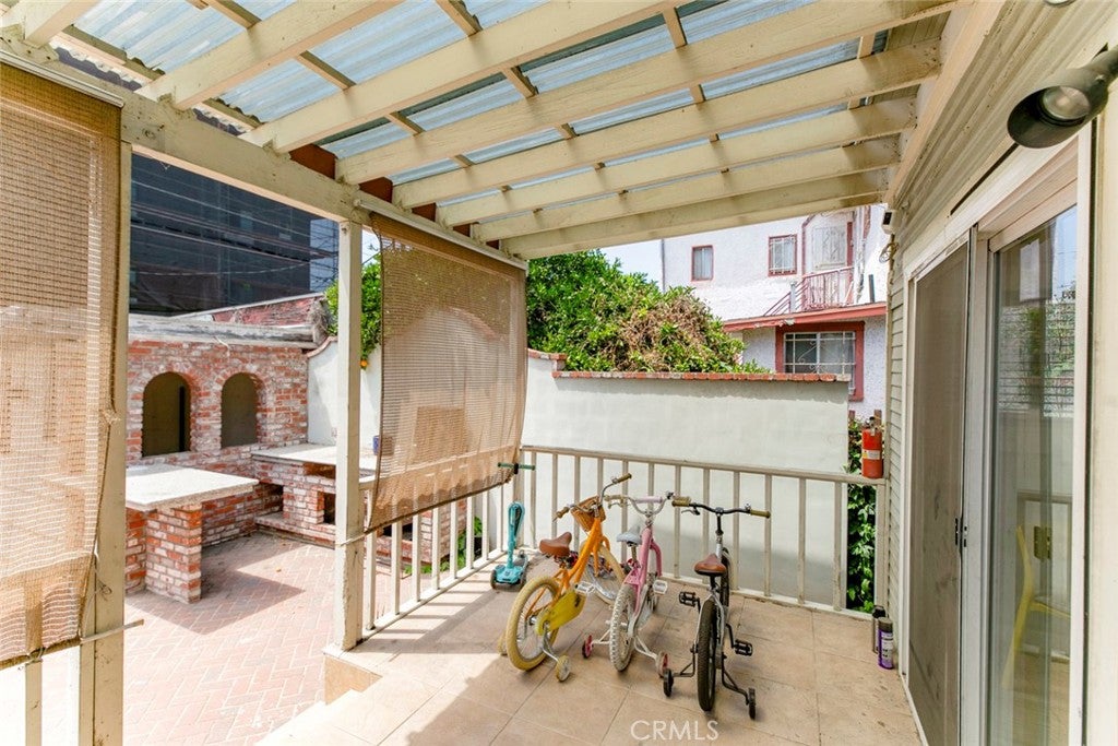 Los Angeles, California, 90006, United States, 5 Bedrooms Bedrooms, ,2 BathroomsBathrooms,Residential,For Sale,1940341