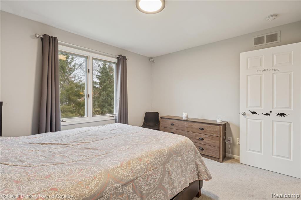 Highland, Michigan, 48357, United States, 4 Bedrooms Bedrooms, ,4 BathroomsBathrooms,Residential,For Sale,2003066