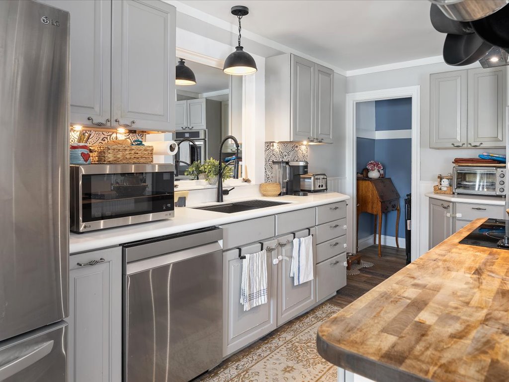 Westerly, Rhode Island, 02891, United States, 5 Bedrooms Bedrooms, ,4 BathroomsBathrooms,Residential,For Sale,1906613