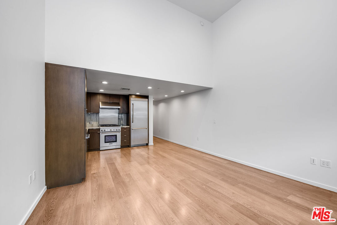 Santa Monica, California, 90401, United States, 2 Bedrooms Bedrooms, ,2 BathroomsBathrooms,Residential,For Sale,2001911