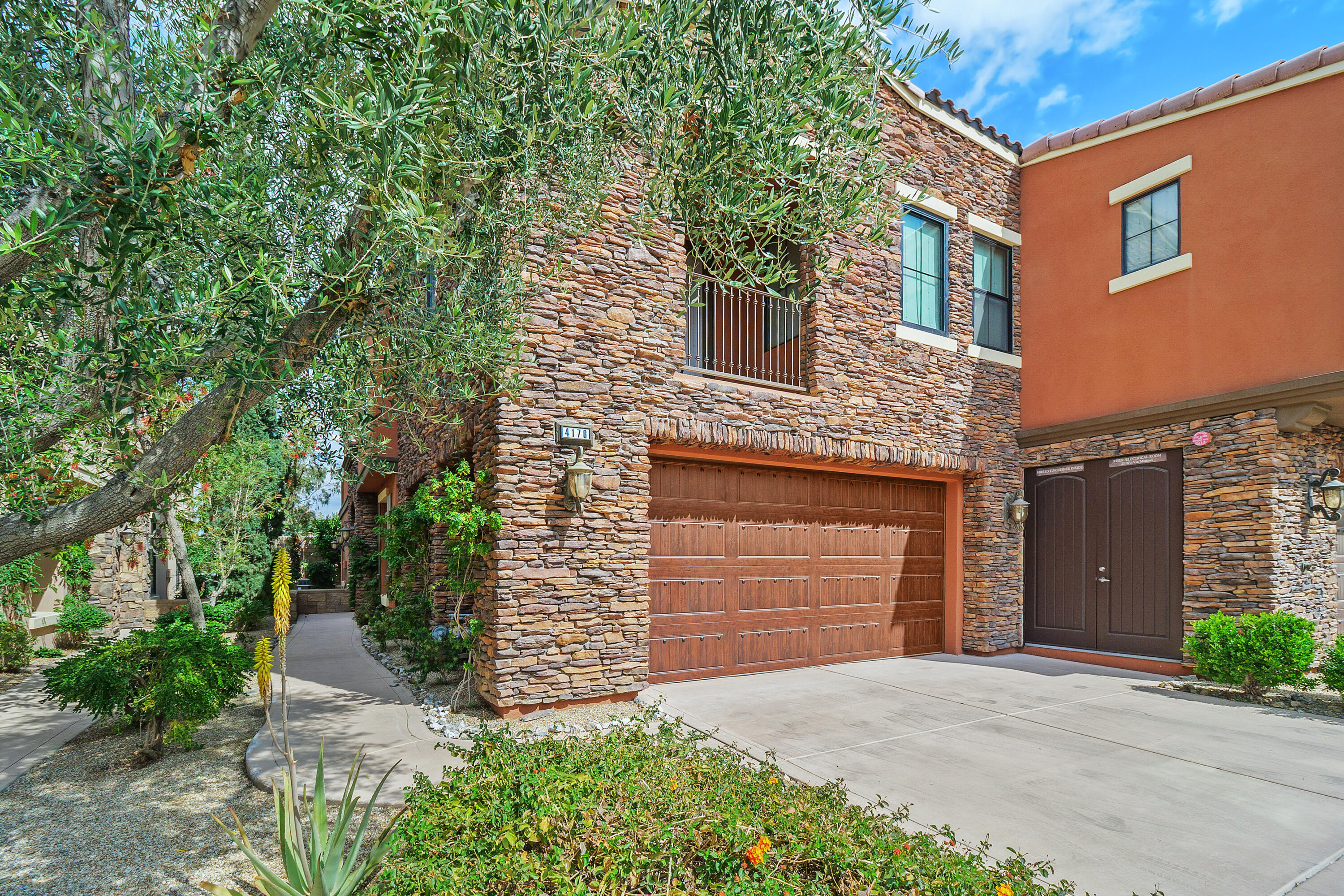 Palm Desert, California, 92260, United States, 2 Bedrooms Bedrooms, ,3 BathroomsBathrooms,Residential,For Sale,1744542