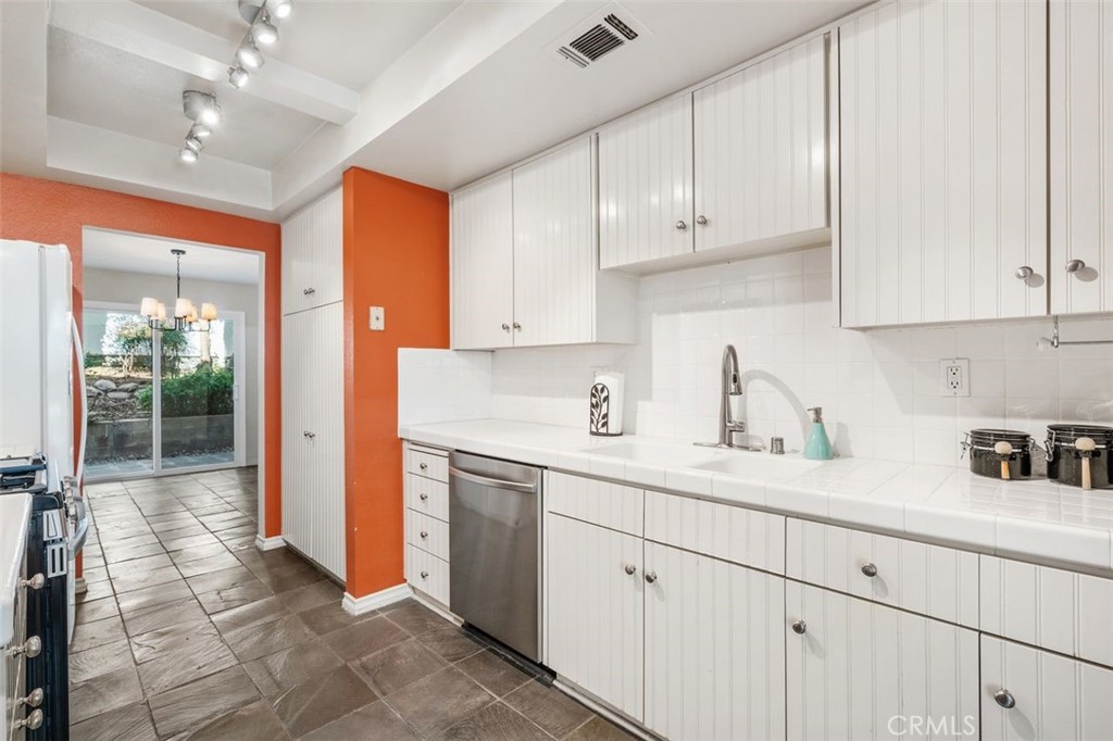 Northridge, California, 91325, United States, 2 Bedrooms Bedrooms, ,3 BathroomsBathrooms,Residential,For Sale,1991947