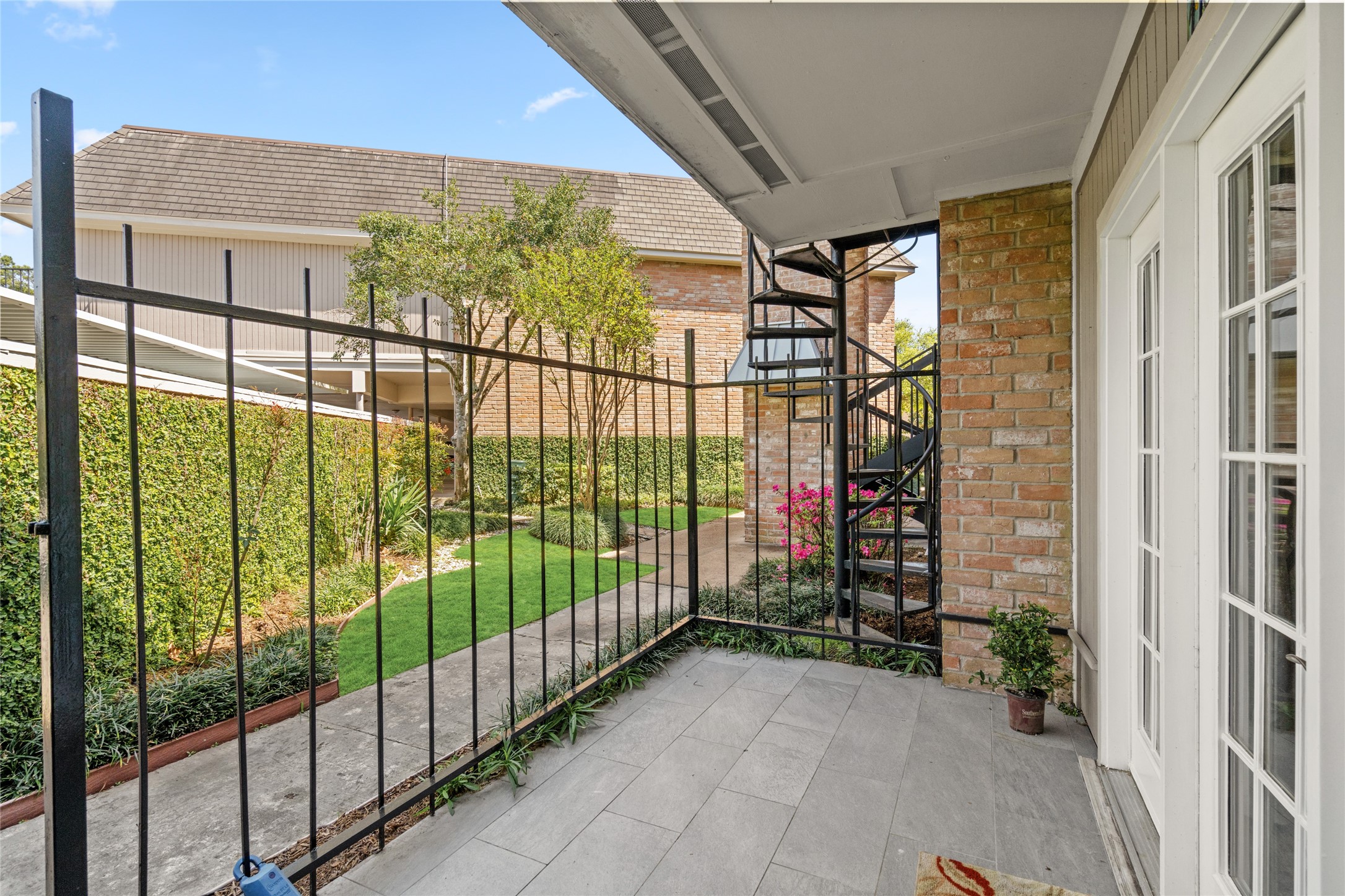  2238 S Piney Point Road #102 - 物件實景