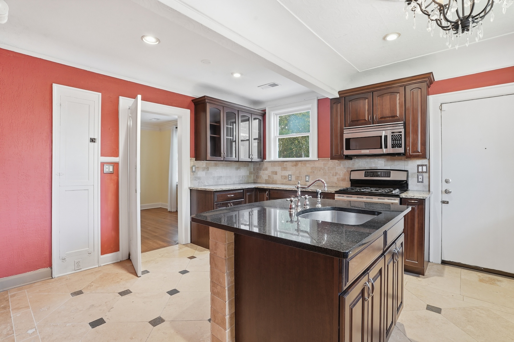  Charming Brick Bungalow in Ardsley Park with Modern Updates - 物件實景