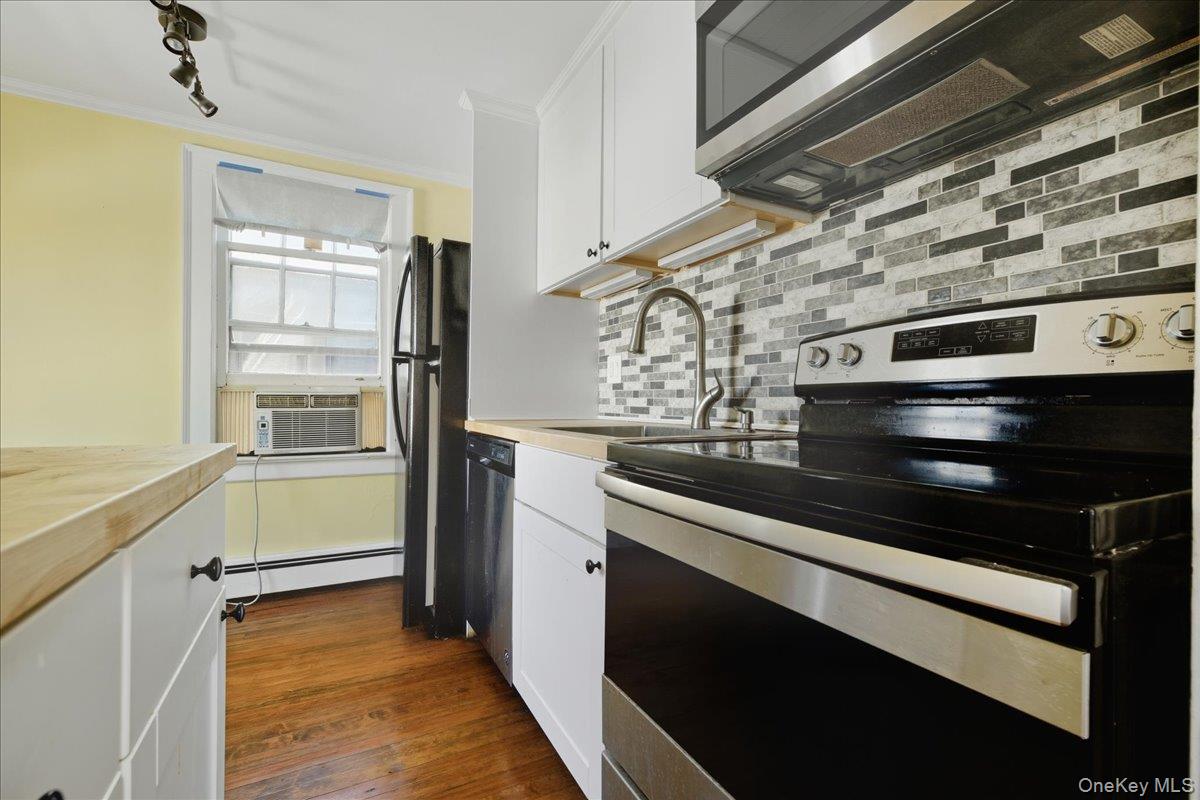 Mineola, New York, 11501, United States, 2 Bedrooms Bedrooms, ,2 BathroomsBathrooms,Residential,For Sale,1999763