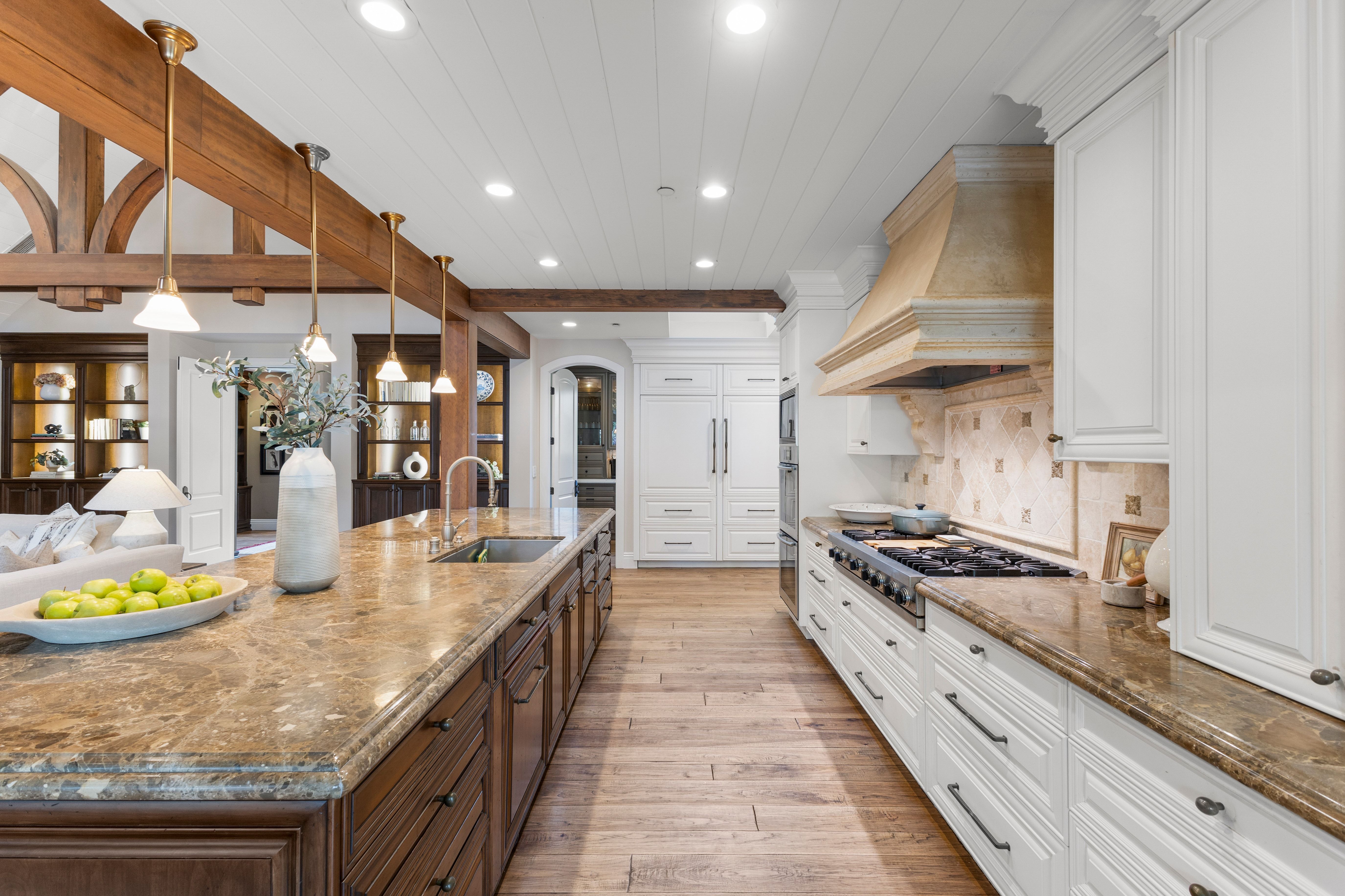  A Private One-Acre Compound Defined by Craftsmanship, Scale and Resort Living - 物件實景