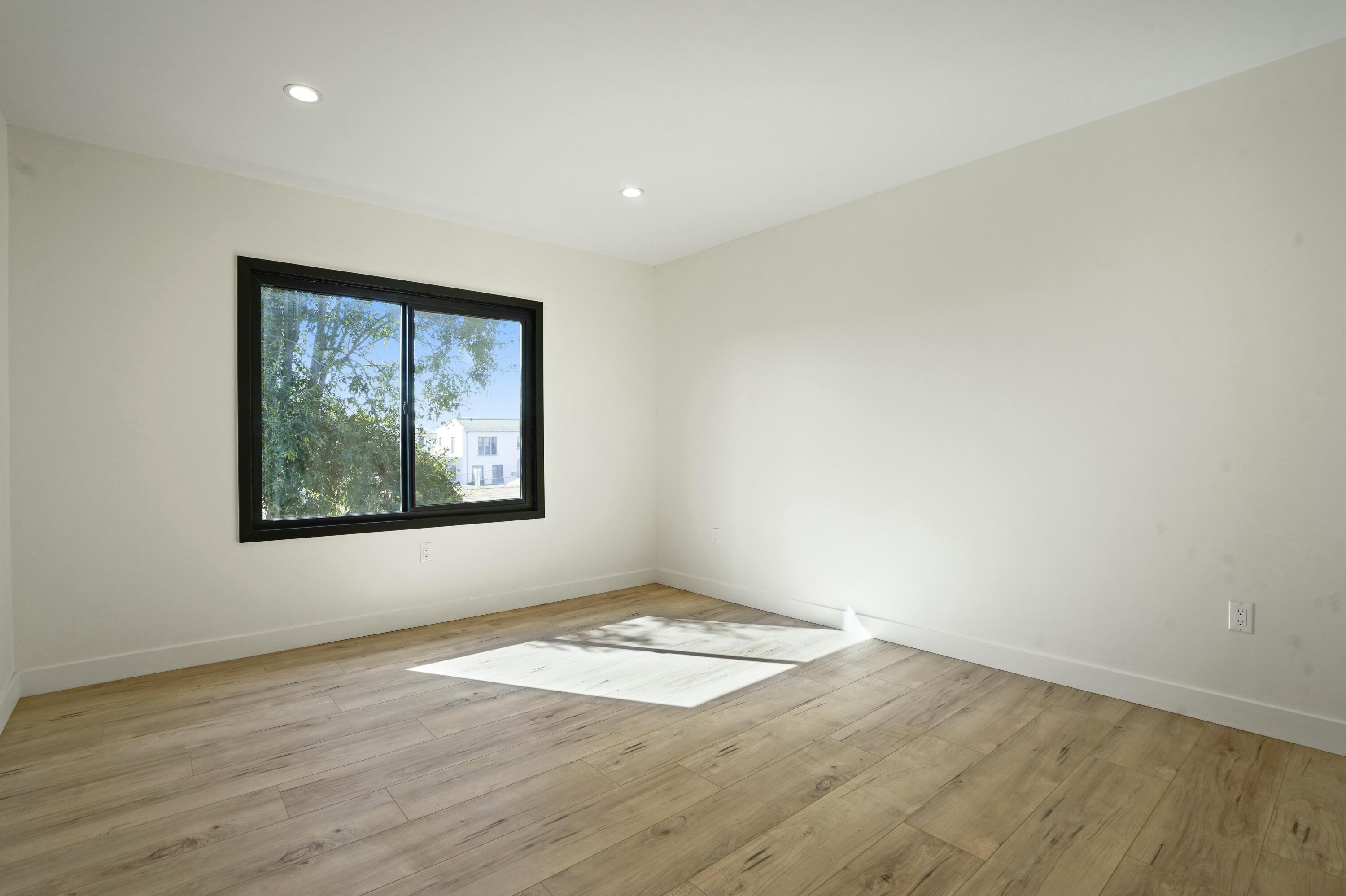 Los Angeles, California, 90007, United States, 5 Bedrooms Bedrooms, ,3 BathroomsBathrooms,Residential,For Sale,1979563