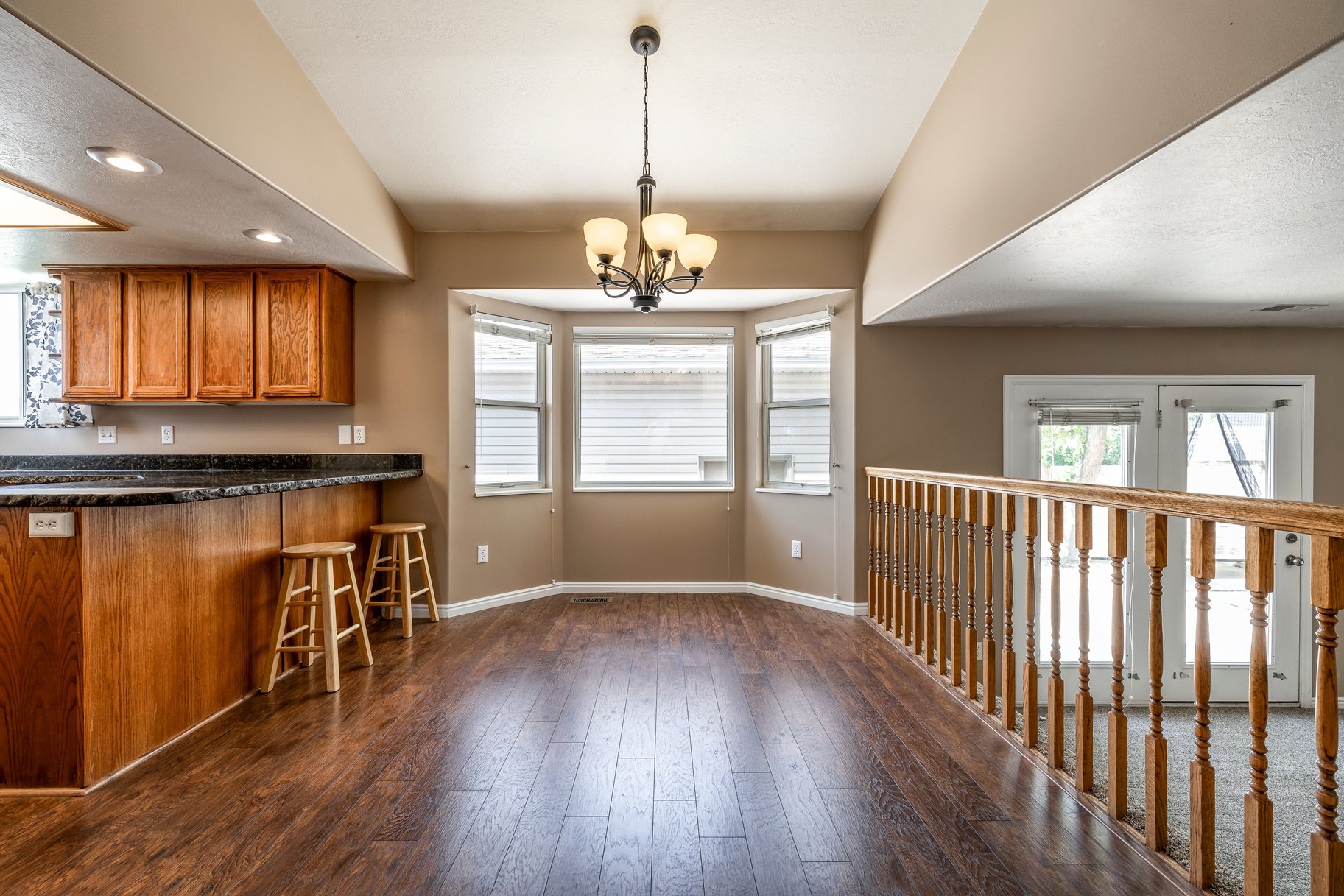  5 Bedroom, 3 Bath Home With One Of North Ogdens Best Porch Views - 物件實景