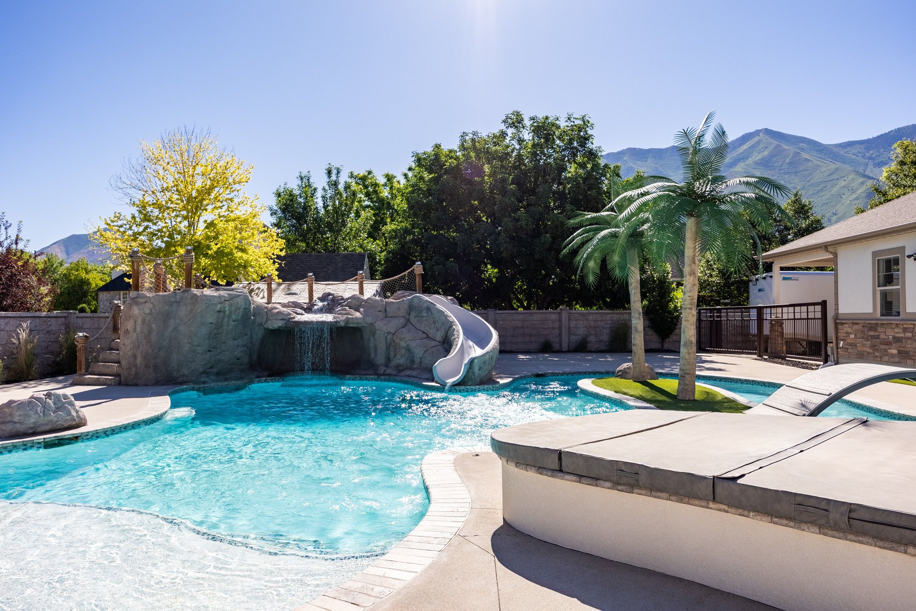  Newly Updated Home with Pool, Lazy River & Detached Garage - 物件實景