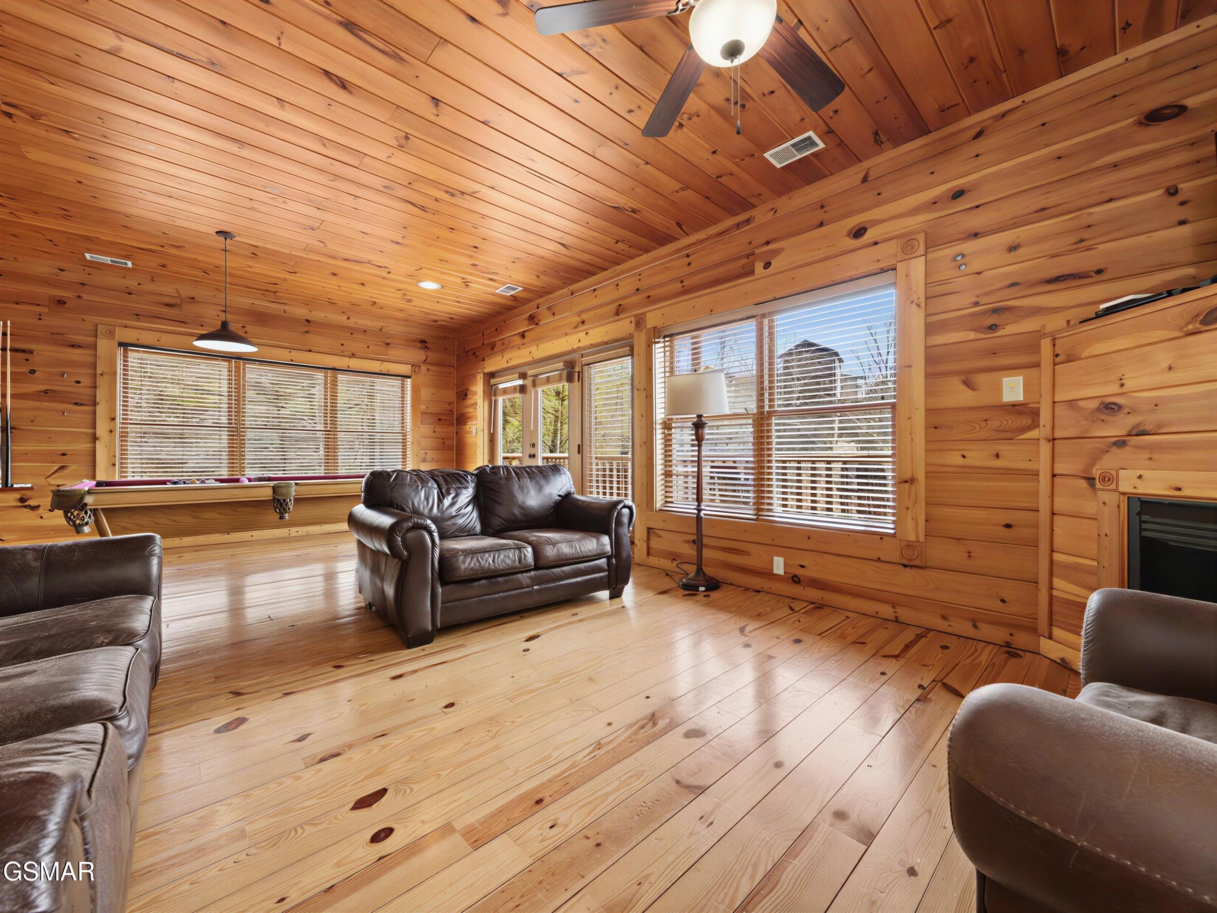 Gatlinburg, Tennessee, 37738, United States, 2 Bedrooms Bedrooms, ,3 BathroomsBathrooms,Residential,For Sale,2024380