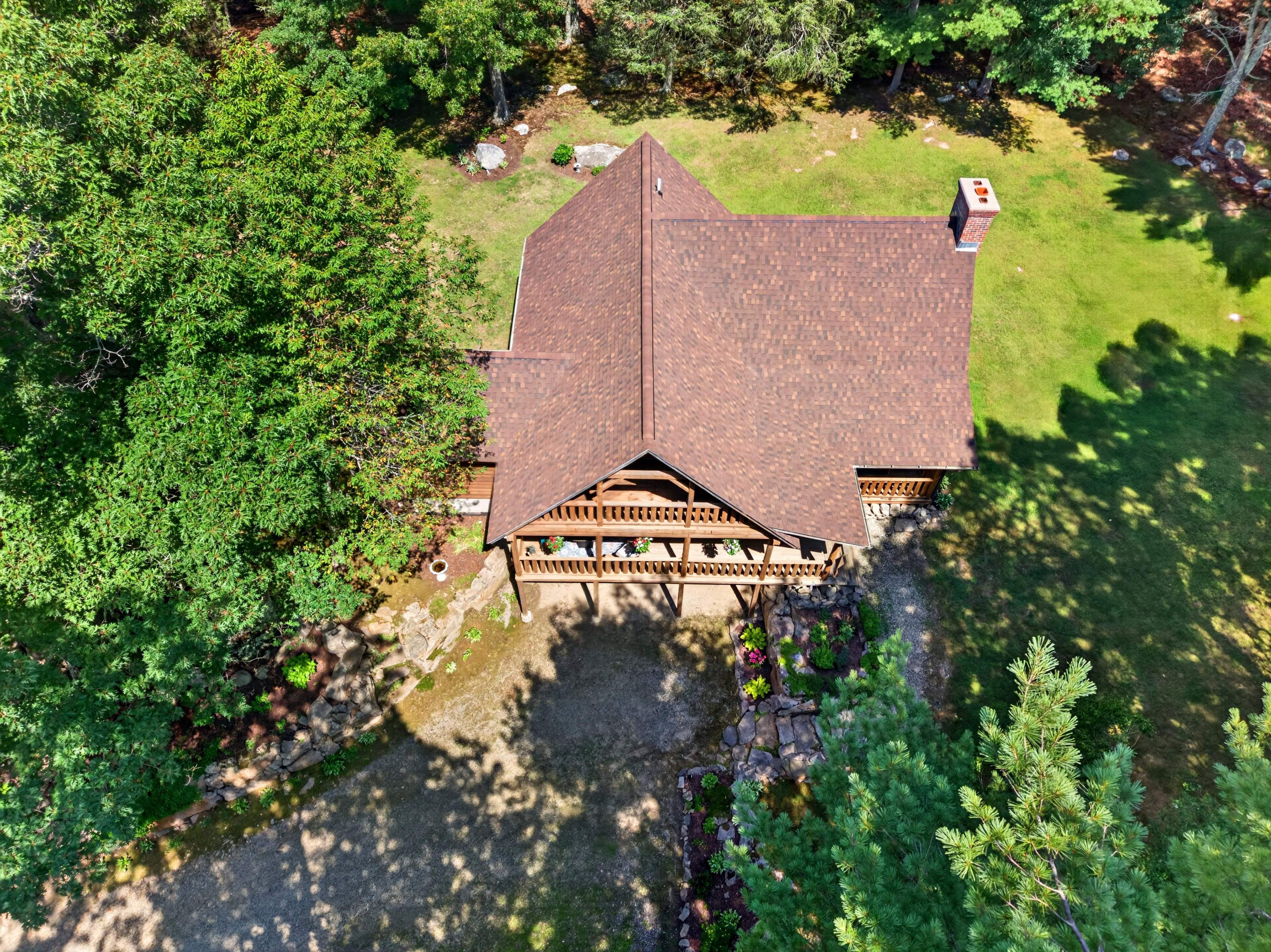  Tucked within four private, tranquil acres, this charming rustic log home offers - 物件實景