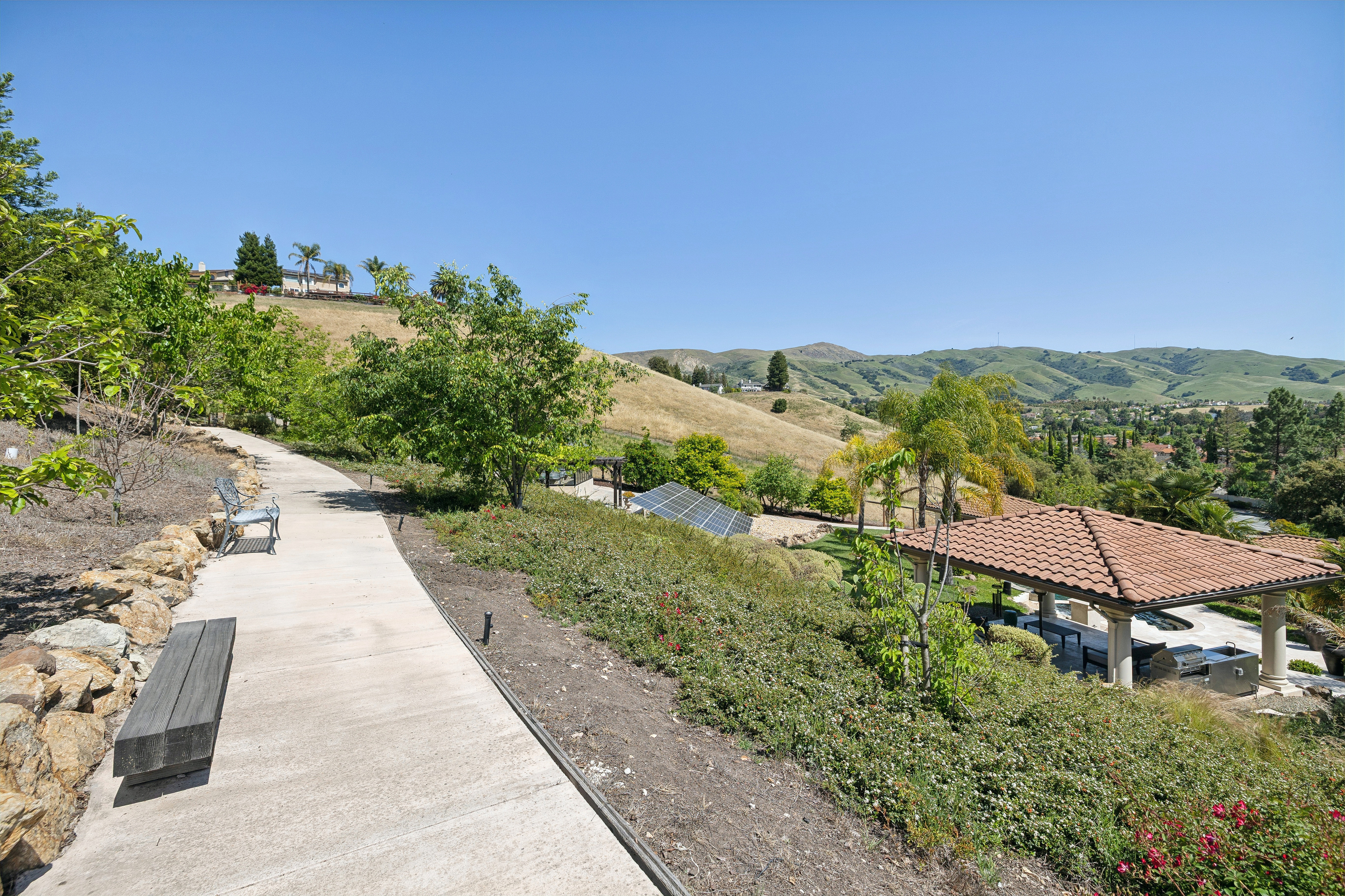  Grand Mediterranean Estate with Private Multi-Generational Wing - 物件實景