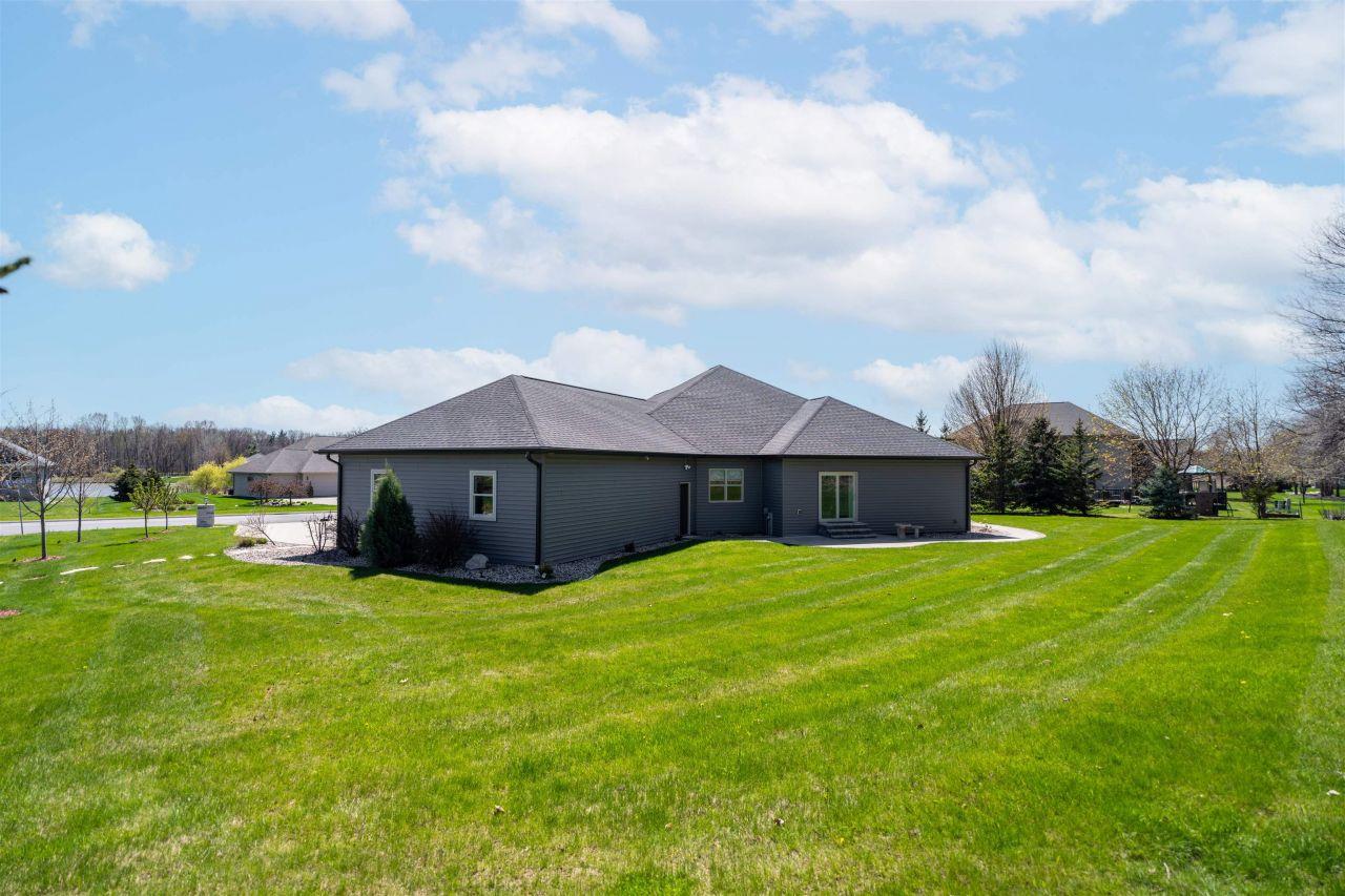 MENASHA, Wisconsin, 54952, United States, 6 Bedrooms Bedrooms, ,4 BathroomsBathrooms,Residential,For Sale,1807360