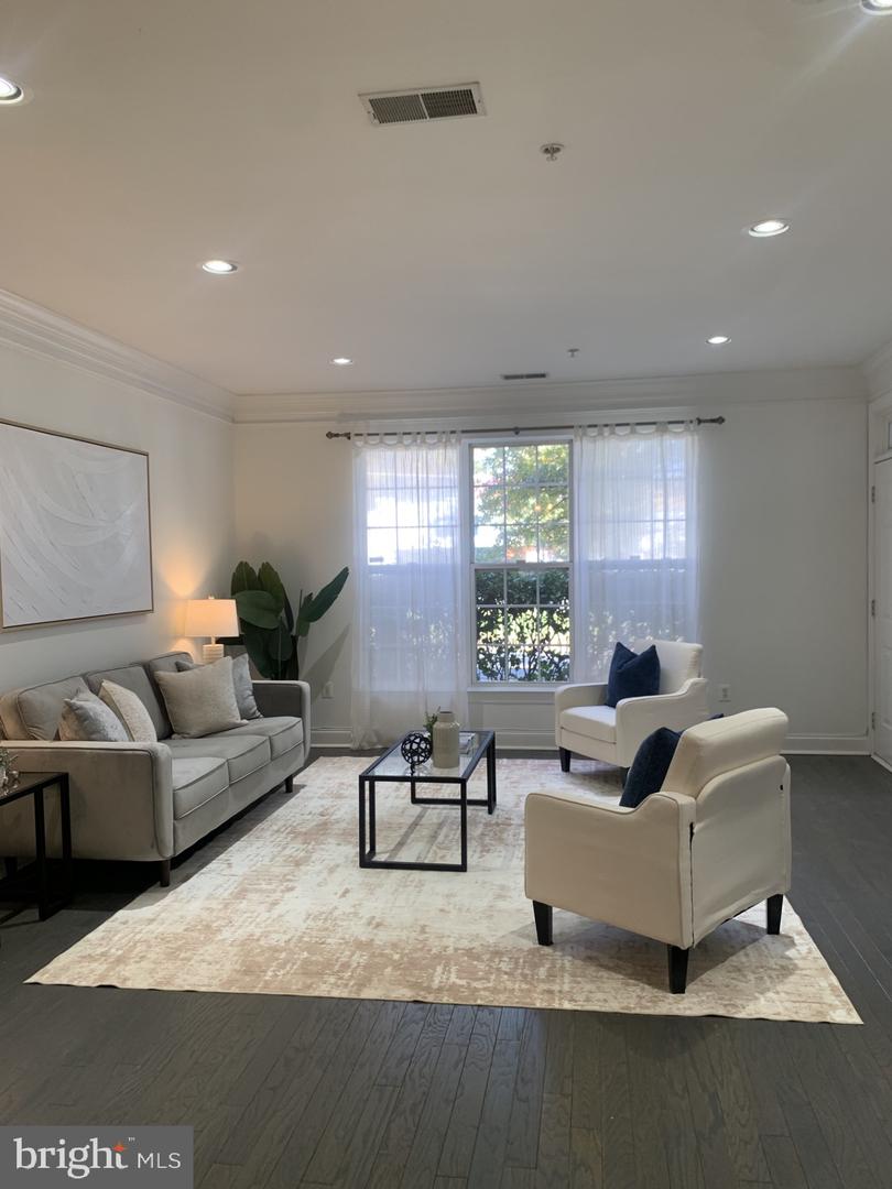 Falls Church, Virginia, 22042, United States, 3 Bedrooms Bedrooms, ,2 BathroomsBathrooms,Residential,For Sale,2001644