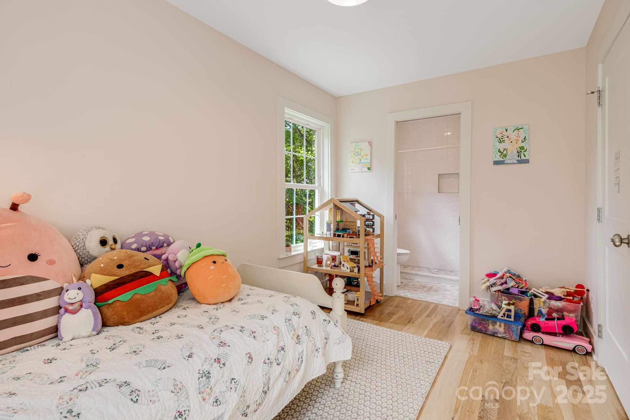 Asheville, North Carolina, 28803, United States, 4 Bedrooms Bedrooms, ,4 BathroomsBathrooms,Residential,For Sale,1825860