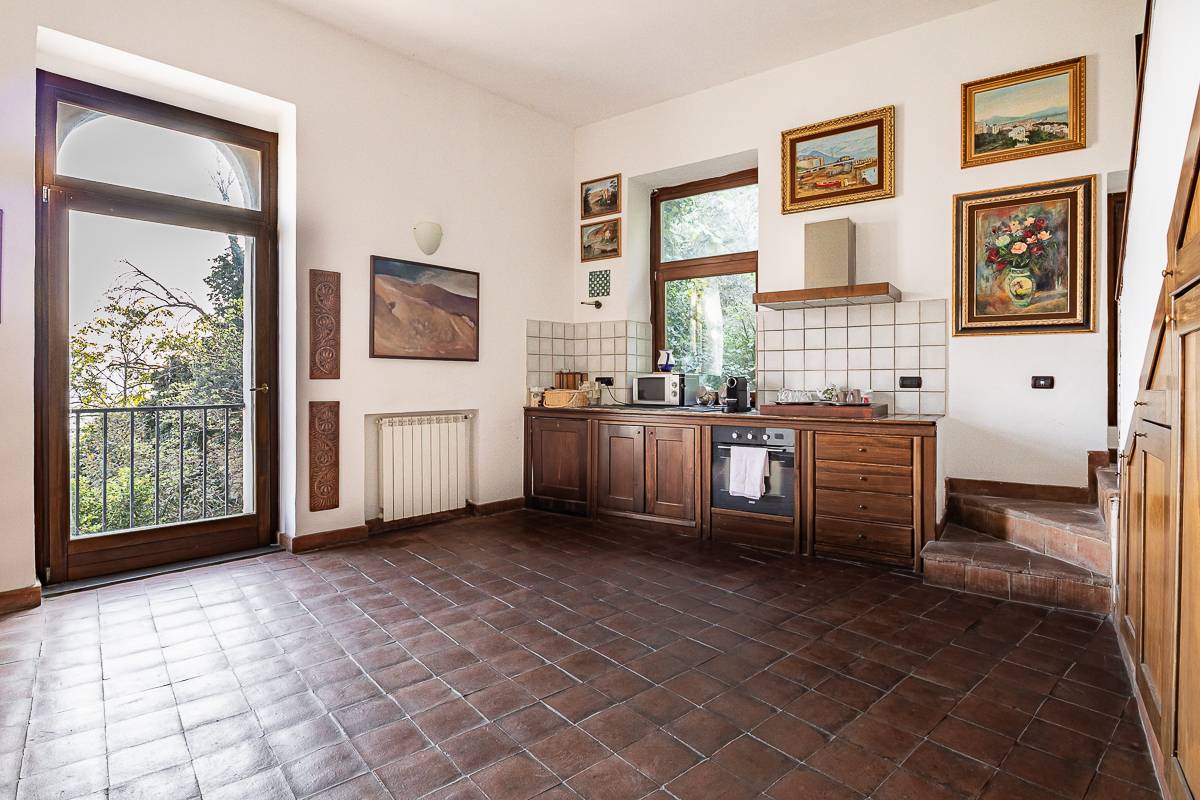 Napoli, Napoli, 80100, IT, 6 Bedrooms Bedrooms, ,6 BathroomsBathrooms,Residential,For Sale,1991925