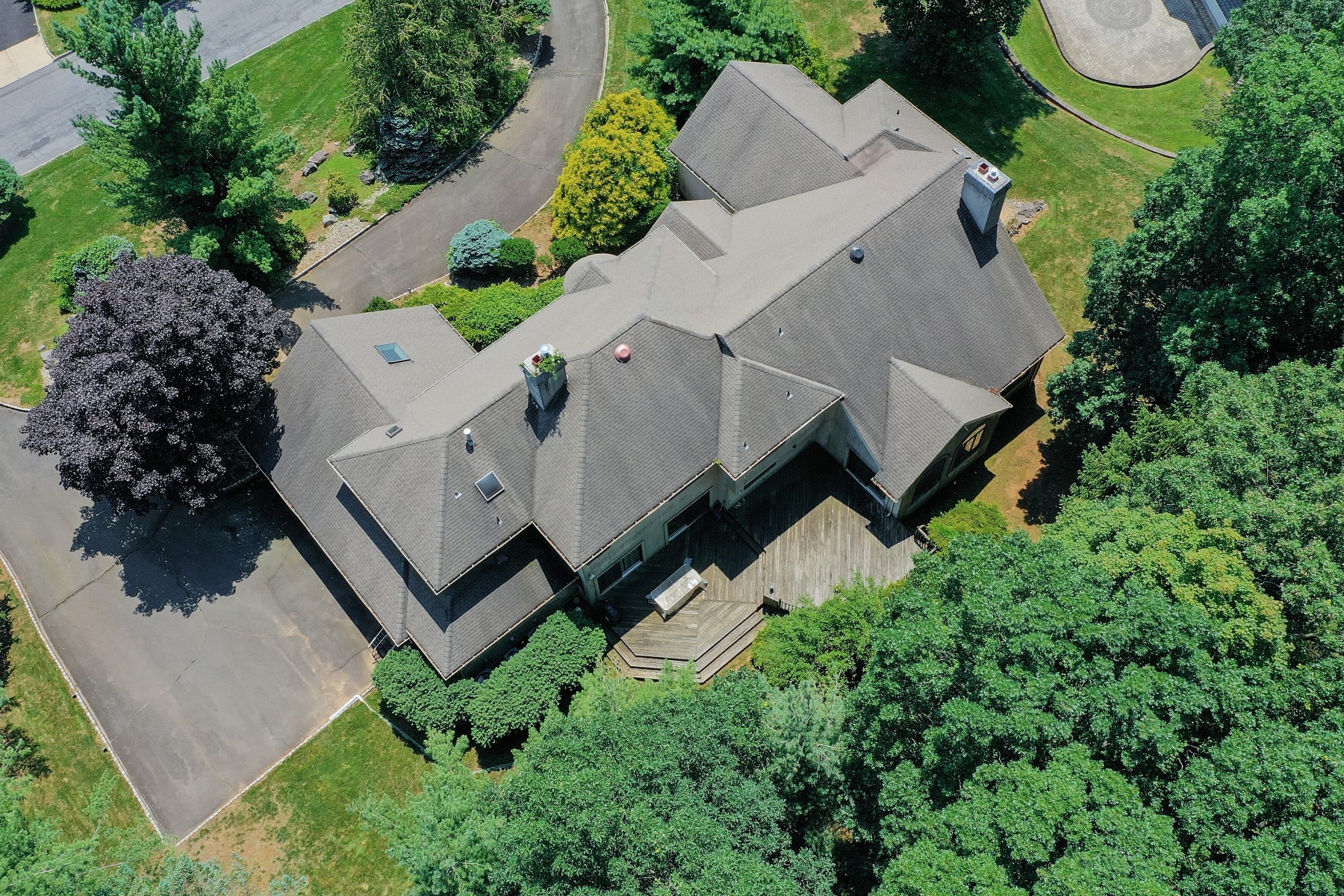  Contemporary Colonial Set in Peaceful Private Setting - 物件實景