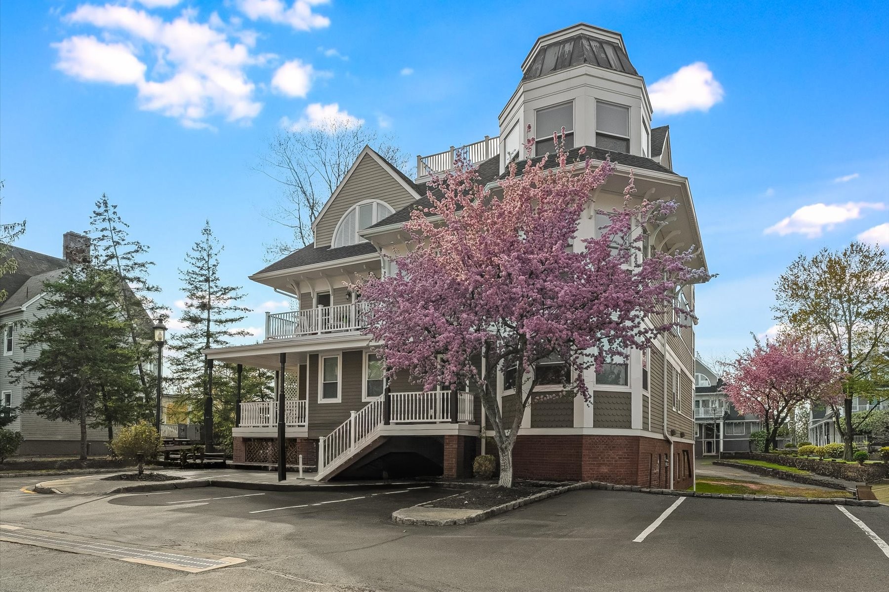  Updated Townhome Conveniently Located - 物件實景