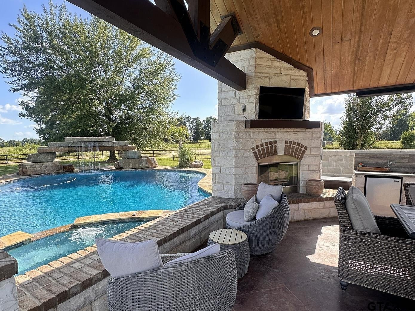 Pittsburg, Texas, 75686, United States, 5 Bedrooms Bedrooms, ,4 BathroomsBathrooms,Residential,For Sale,1978911