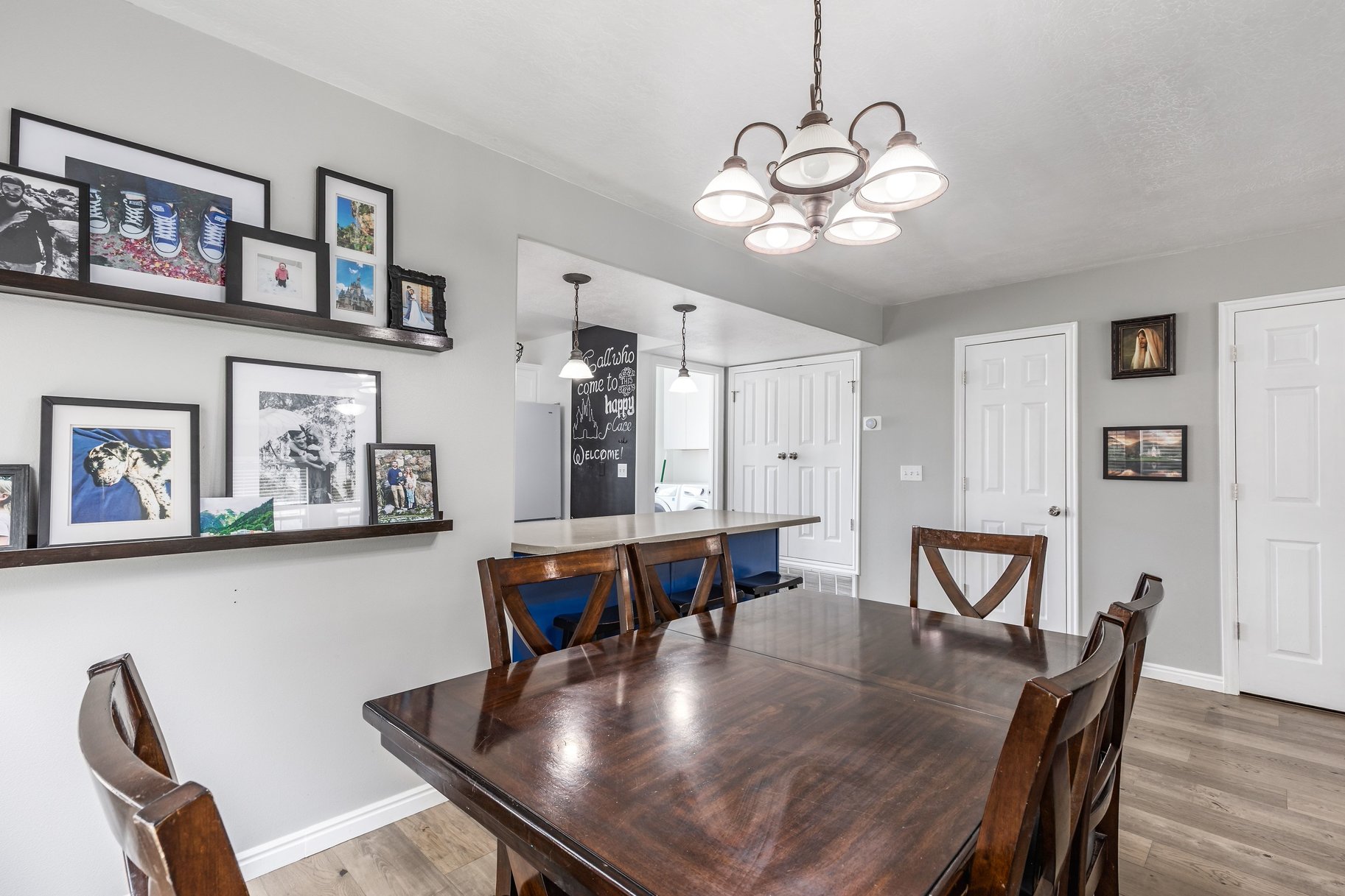  End Row Townhome in Highly Desired Location - 物件實景