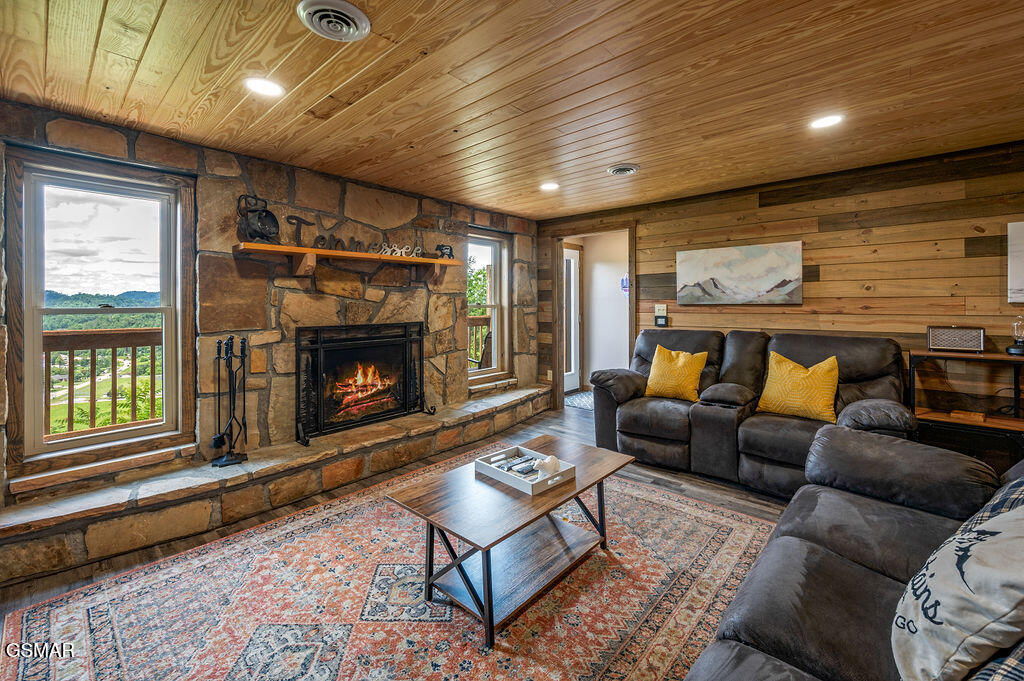 Sevierville, Tennessee, 37876, United States, 4 Bedrooms Bedrooms, ,6 BathroomsBathrooms,Residential,For Sale,2008845