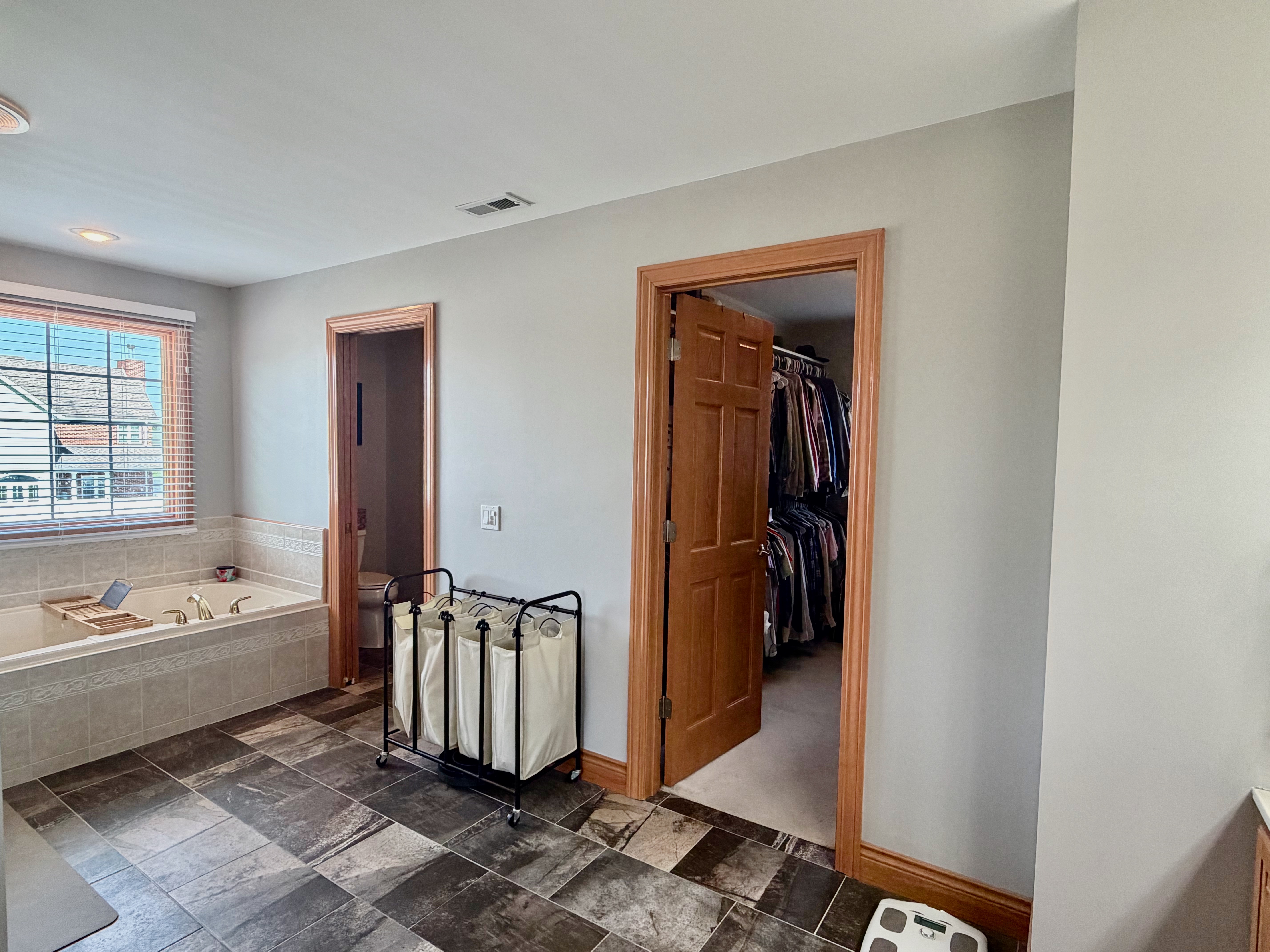 Effingham, Illinois, 62401, United States, 5 Bedrooms Bedrooms, ,5 BathroomsBathrooms,Residential,For Sale,1981428