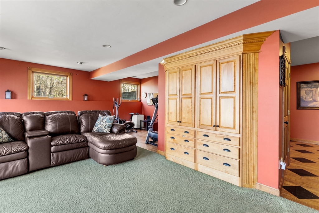 Northbridge, Massachusetts, 01534, United States, 4 Bedrooms Bedrooms, ,4 BathroomsBathrooms,Residential,For Sale,1991368