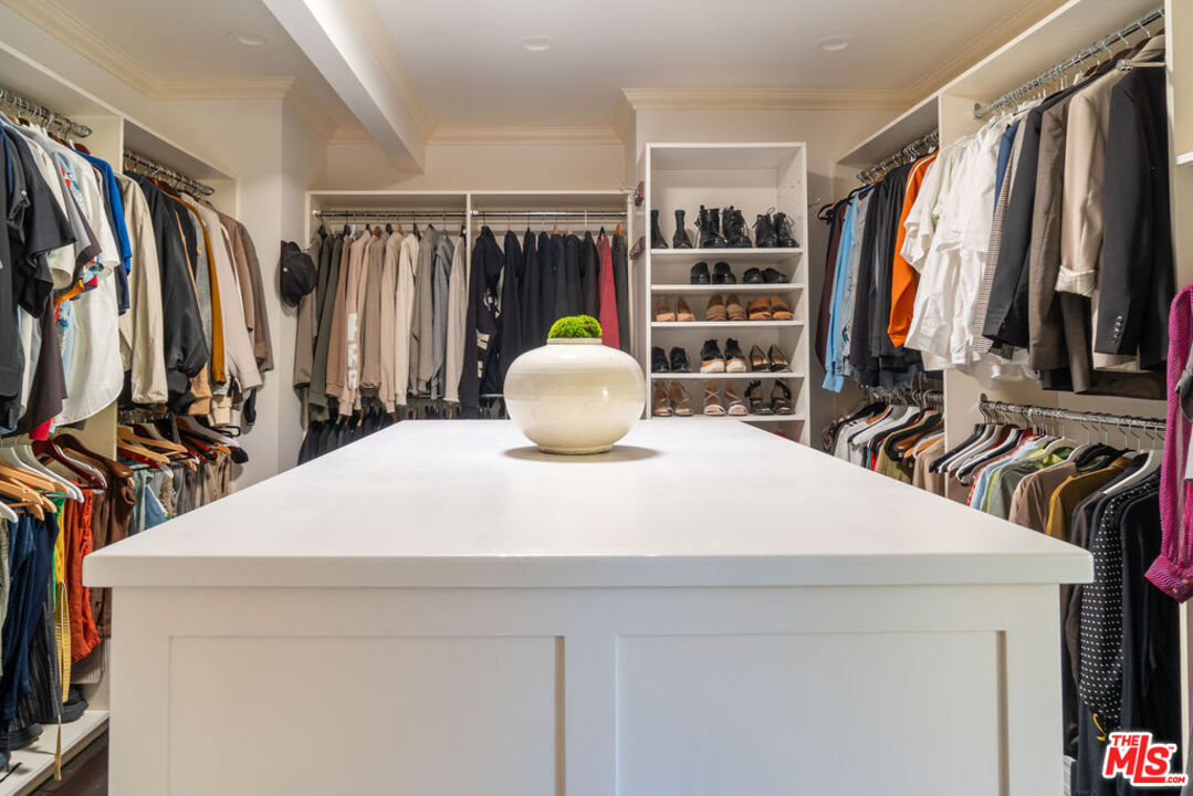 Los Angeles, California, 90004, United States, 4 Bedrooms Bedrooms, ,5 BathroomsBathrooms,Residential,For Sale,1989433