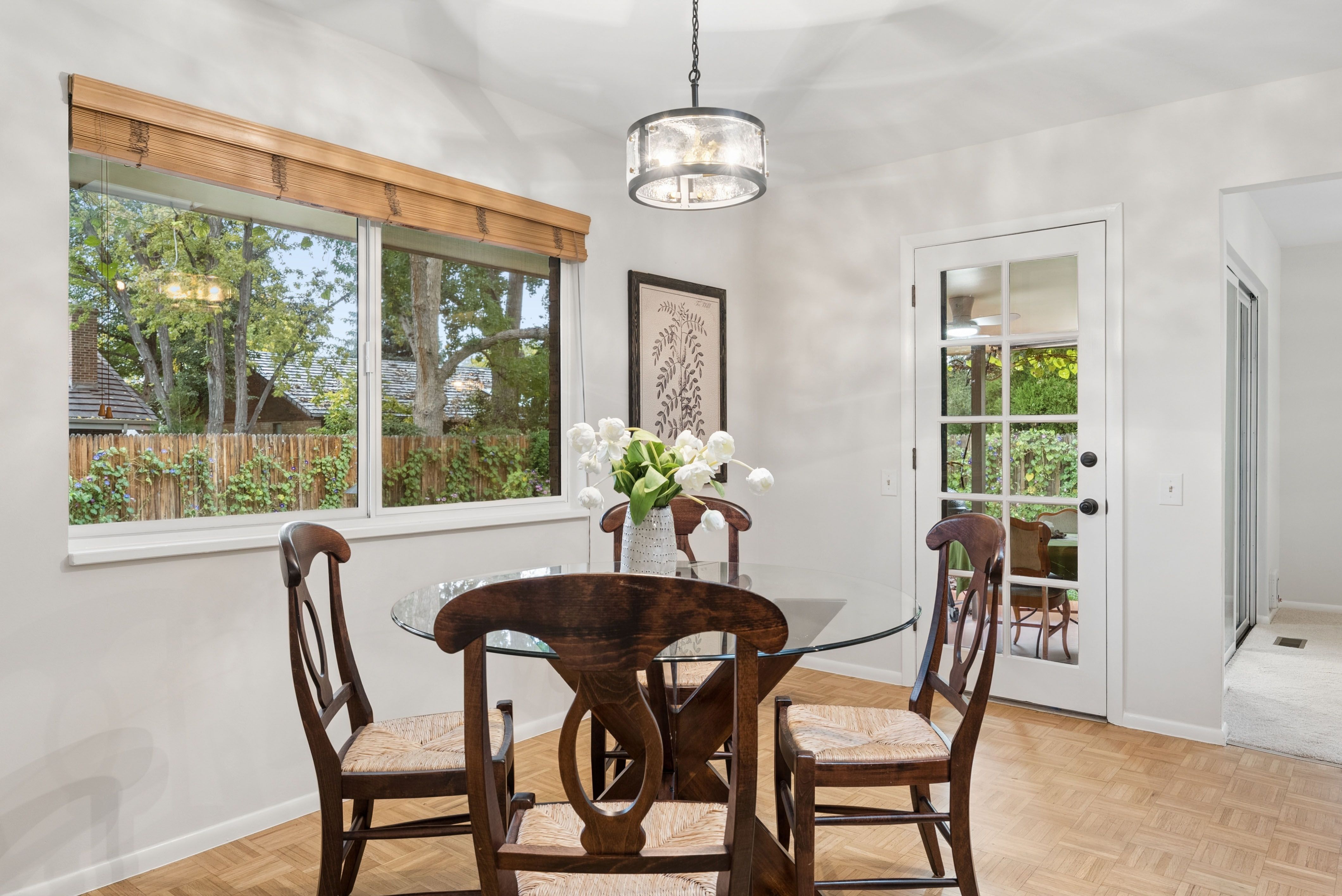  Beautifully refreshed home, tucked away on a quiet street & surrounded by trees - 物件實景