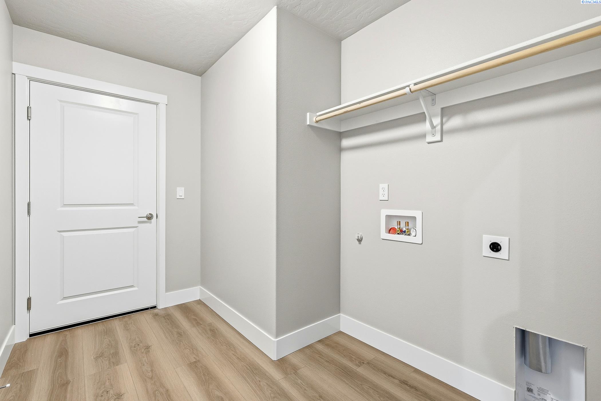 Kennewick, Washington, 99338, United States, 4 Bedrooms Bedrooms, ,1 BathroomBathrooms,Residential,For Sale,1996231