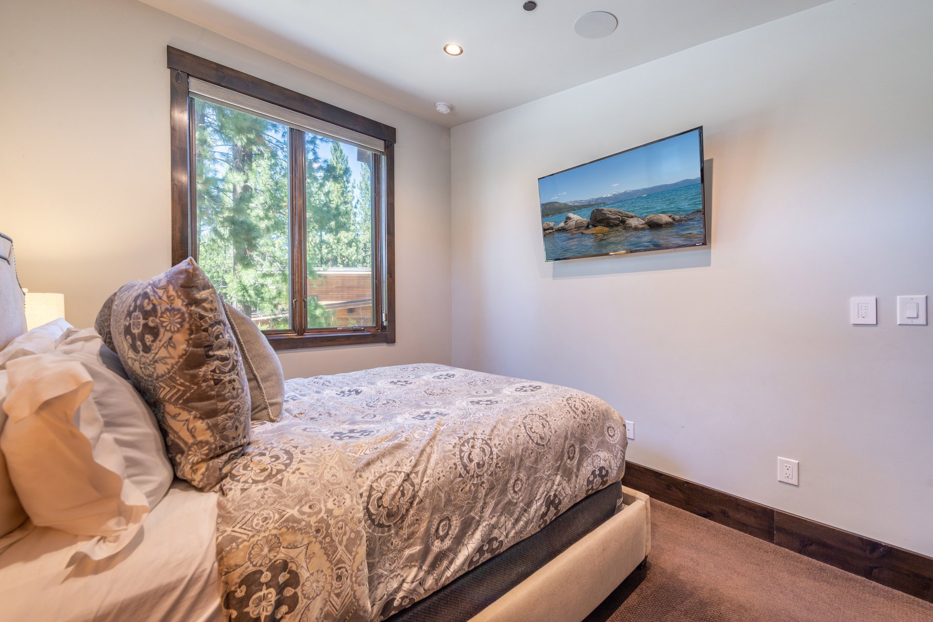 The Quiet Standout on Henness with Amazing Corner Lot + Outdoor Living - 物件實景