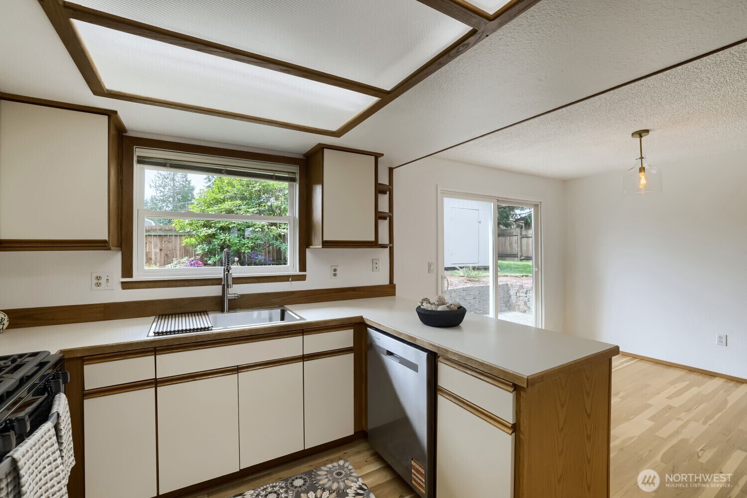 Everett, Washington, 98208, United States, 3 Bedrooms Bedrooms, ,1 BathroomBathrooms,Residential,For Sale,2036475