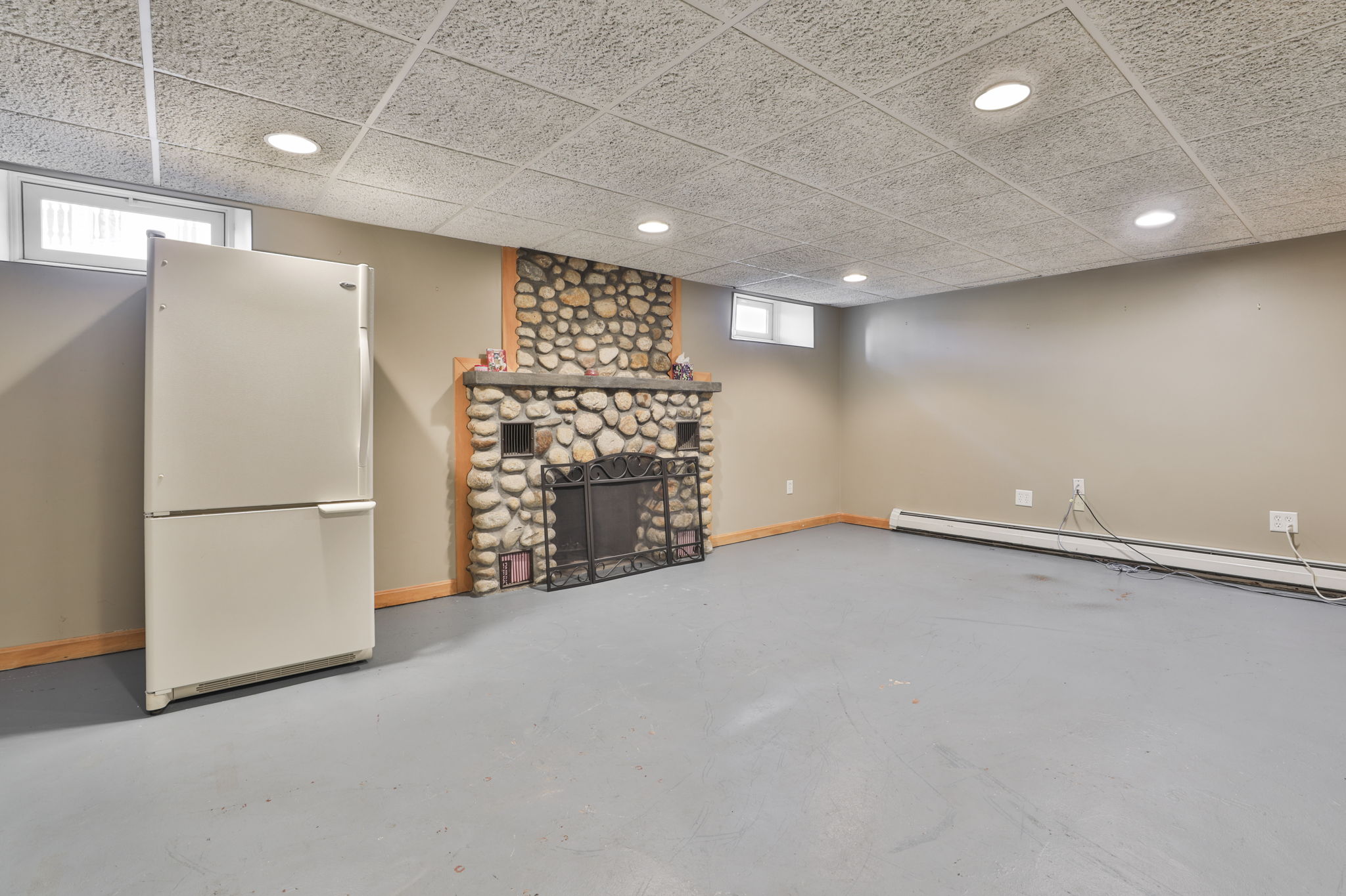 Manchester, New Hampshire, 03104, United States, 3 Bedrooms Bedrooms, ,2 BathroomsBathrooms,Residential,For Sale,1975563