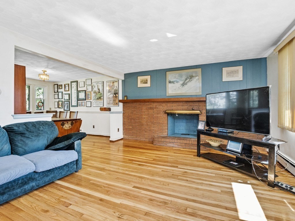 Waltham, Massachusetts, 02452, United States, 4 Bedrooms Bedrooms, ,2 BathroomsBathrooms,Residential,For Sale,1939340