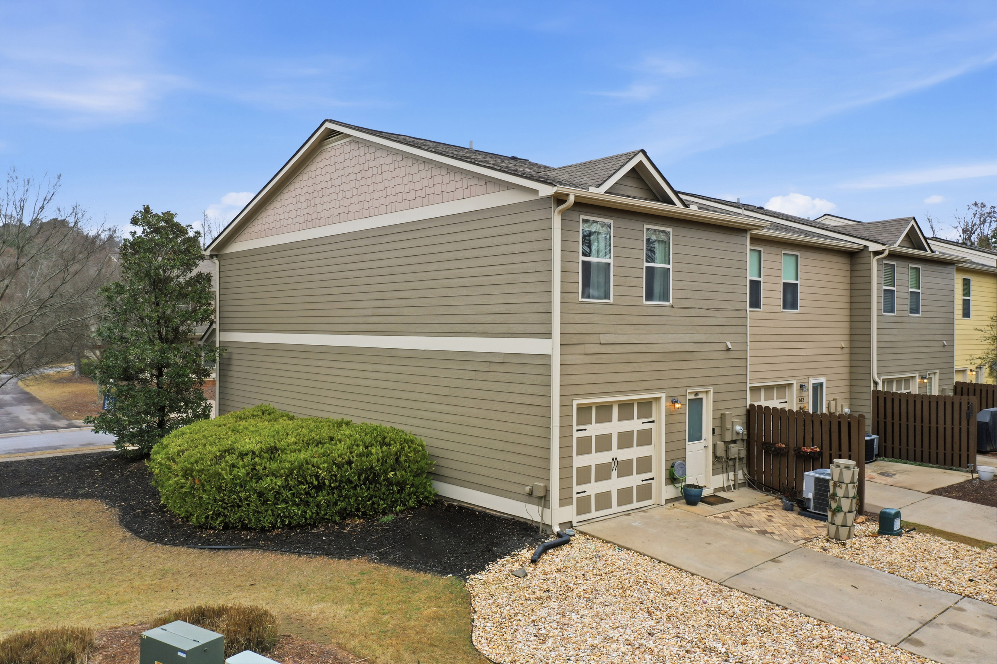  Charming End-Unit Townhome at the End of a Peaceful Cul-de-Sac - 物件實景