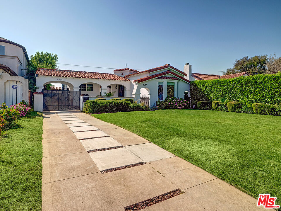 Los Angeles, California, 90019, United States, 4 Bedrooms Bedrooms, ,3 BathroomsBathrooms,Residential,For Sale,1924996