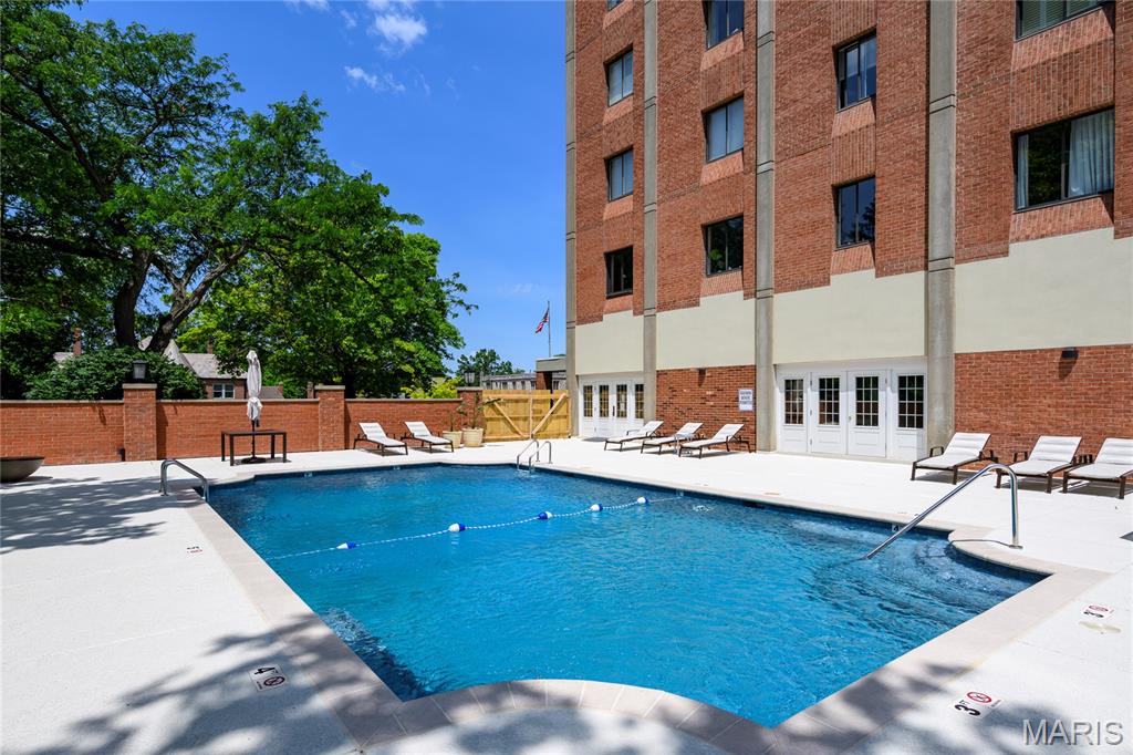St Louis, Missouri, 63105, United States, 2 Bedrooms Bedrooms, ,2 BathroomsBathrooms,Residential,For Sale,1828450