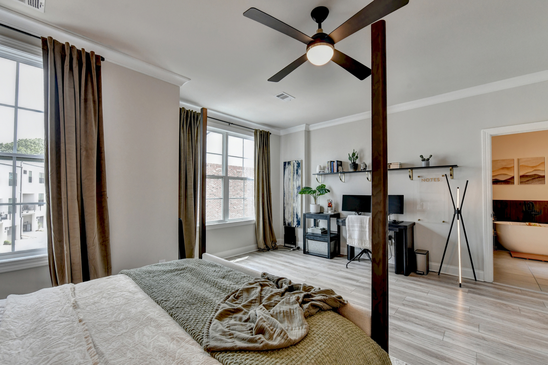  Welcome Home to this Magnificent Three-Story Townhome - 物件實景