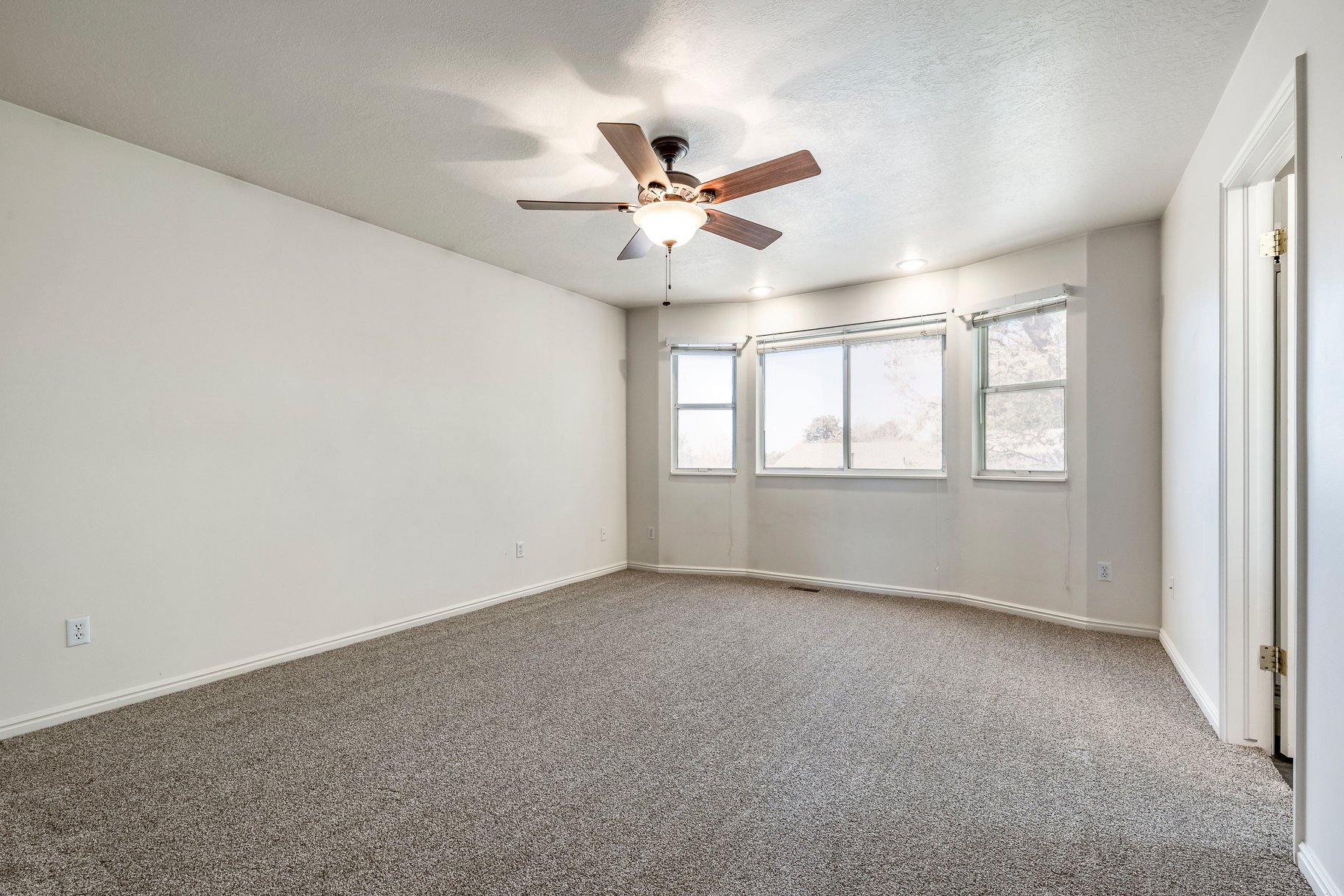  5 Bedroom, 3 Bath Home With One Of North Ogdens Best Porch Views - 物件實景