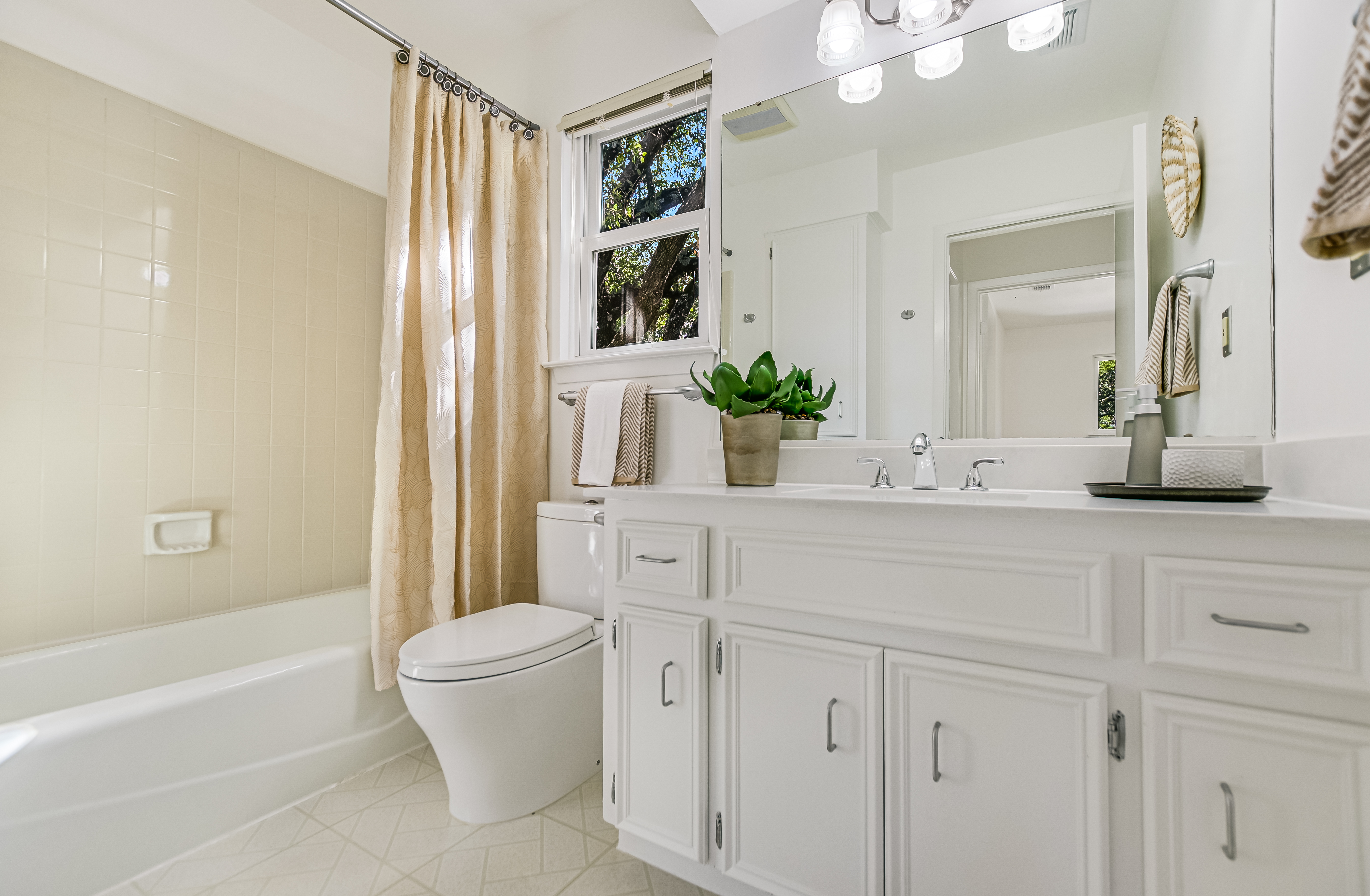  Desirable, Established Oak Forest Neighborhood of NW Austin - 物件實景