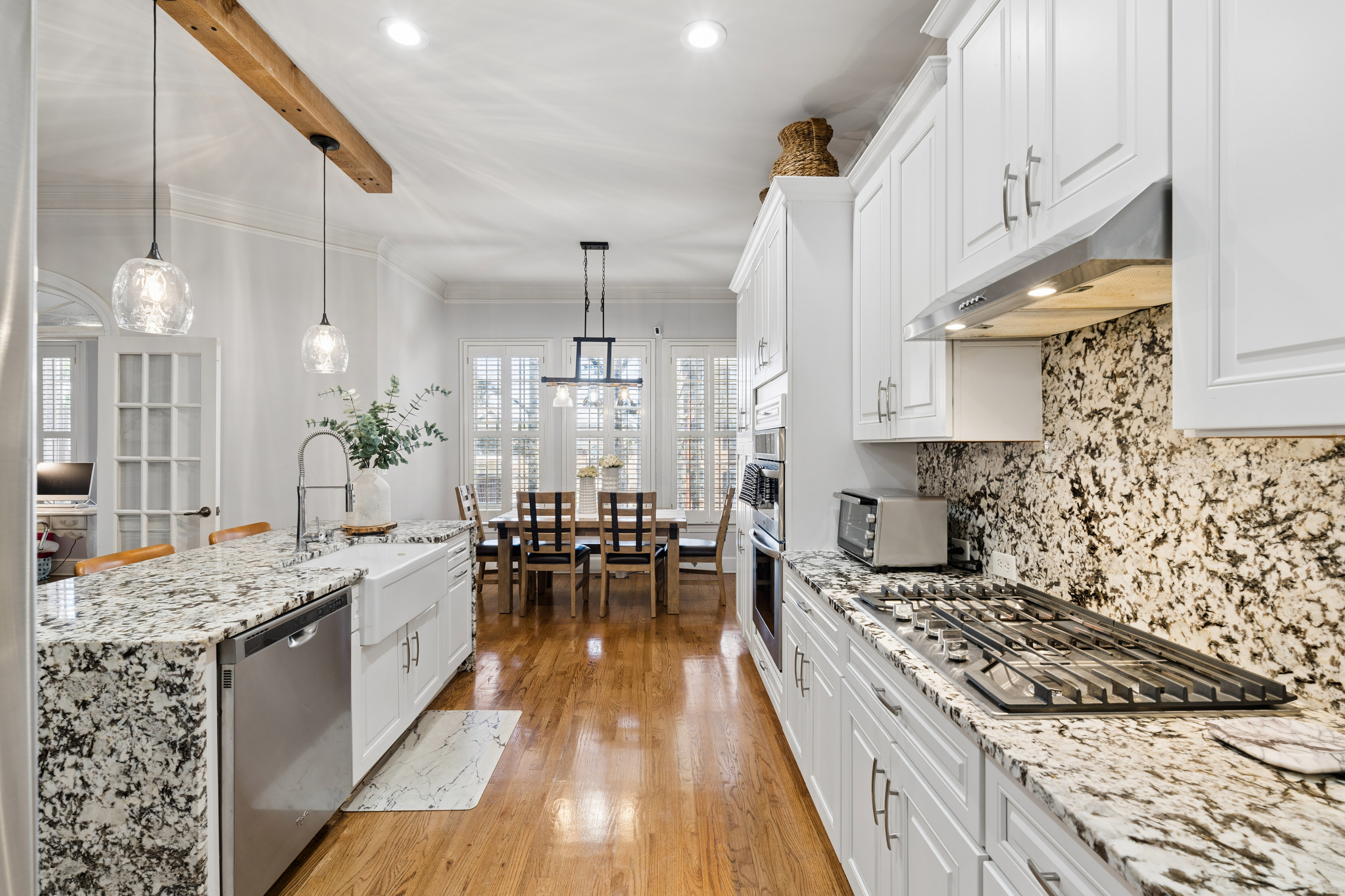  Elegant and Light-filled Townhome in Gated Olde Ivy at Vinings Community - 物件實景