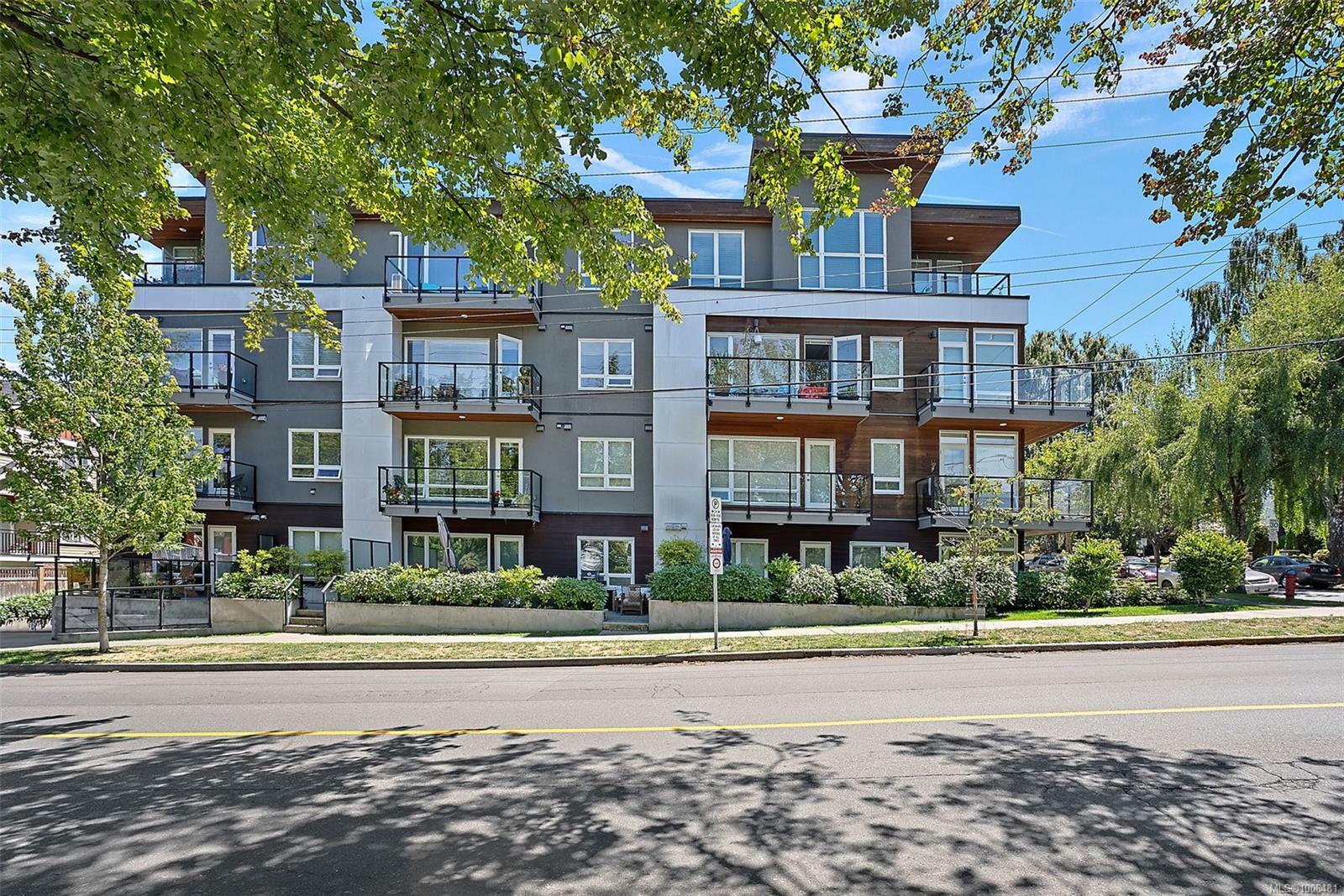 VICTORIA, British Columbia, V8V 1R5, CA, 2 Bedrooms Bedrooms, ,Residential,For Sale,1885284