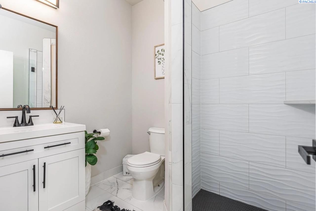 Kennewick, Washington, 99336, United States, 7 Bedrooms Bedrooms, ,7 BathroomsBathrooms,Residential,For Sale,1983847