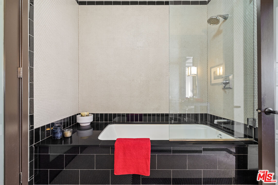 Los Angeles, California, 90028, United States, 2 Bedrooms Bedrooms, ,2 BathroomsBathrooms,Residential,For Sale,1827936