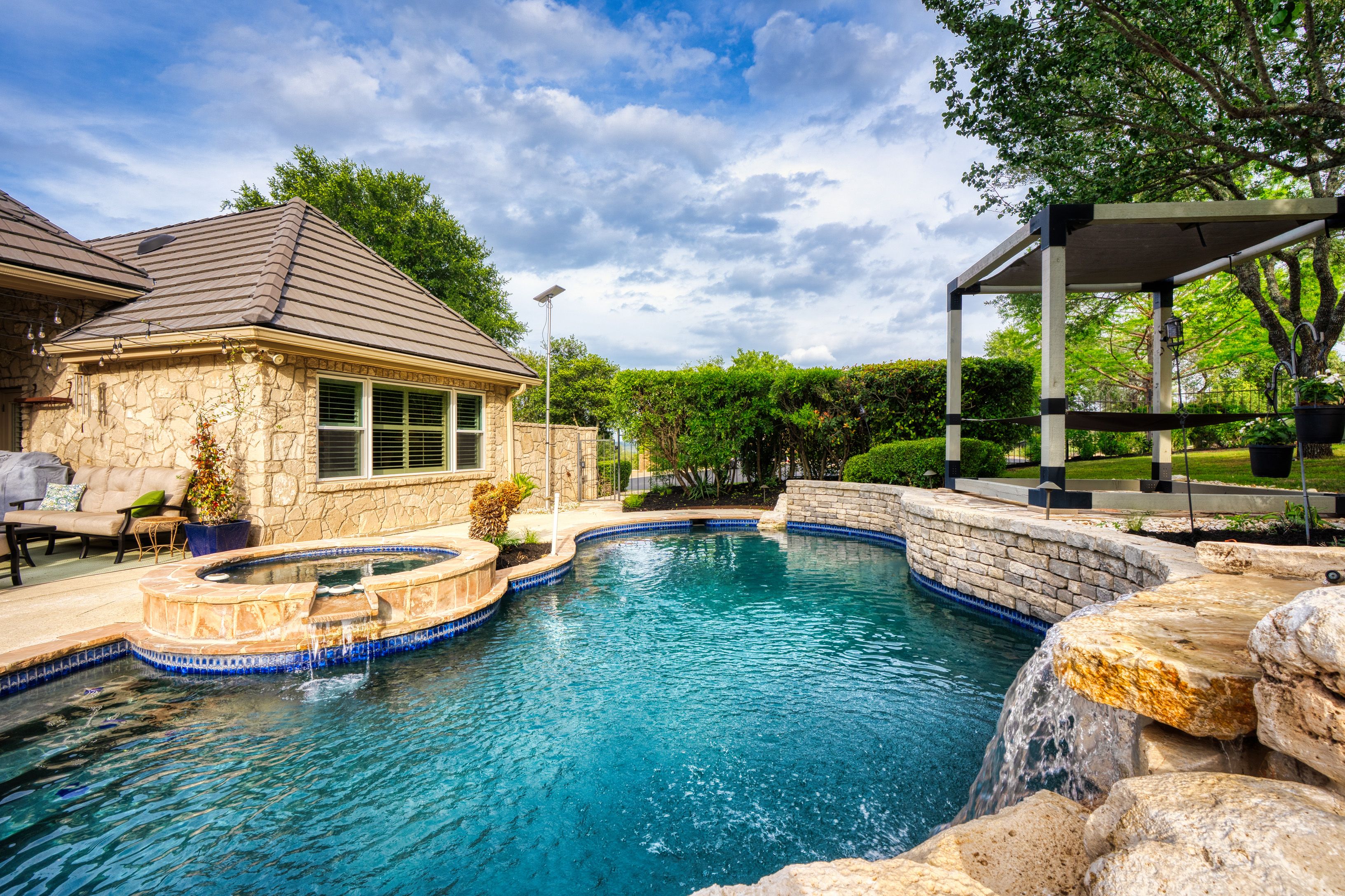  Spacious Estate with Poolside Views - 物件實景