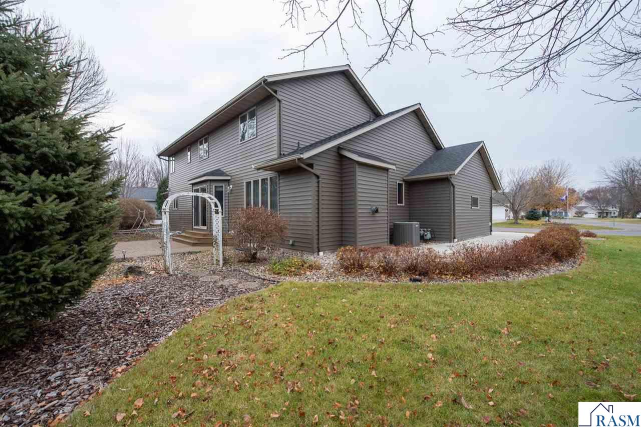 North Mankato, Minnesota, 56003, United States, 5 Bedrooms Bedrooms, ,3 BathroomsBathrooms,Residential,For Sale,1998081